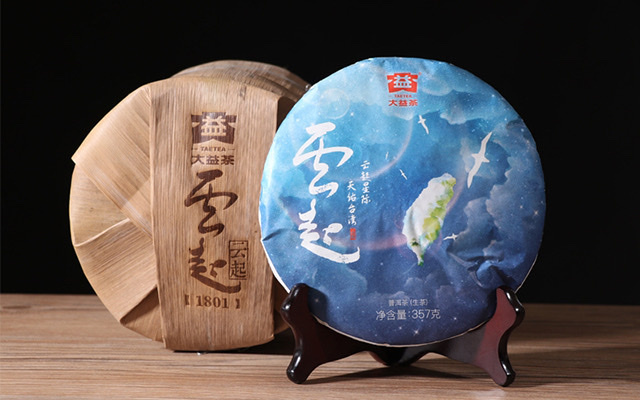 2018年大益普洱生茶雲起1801批357克茶餅