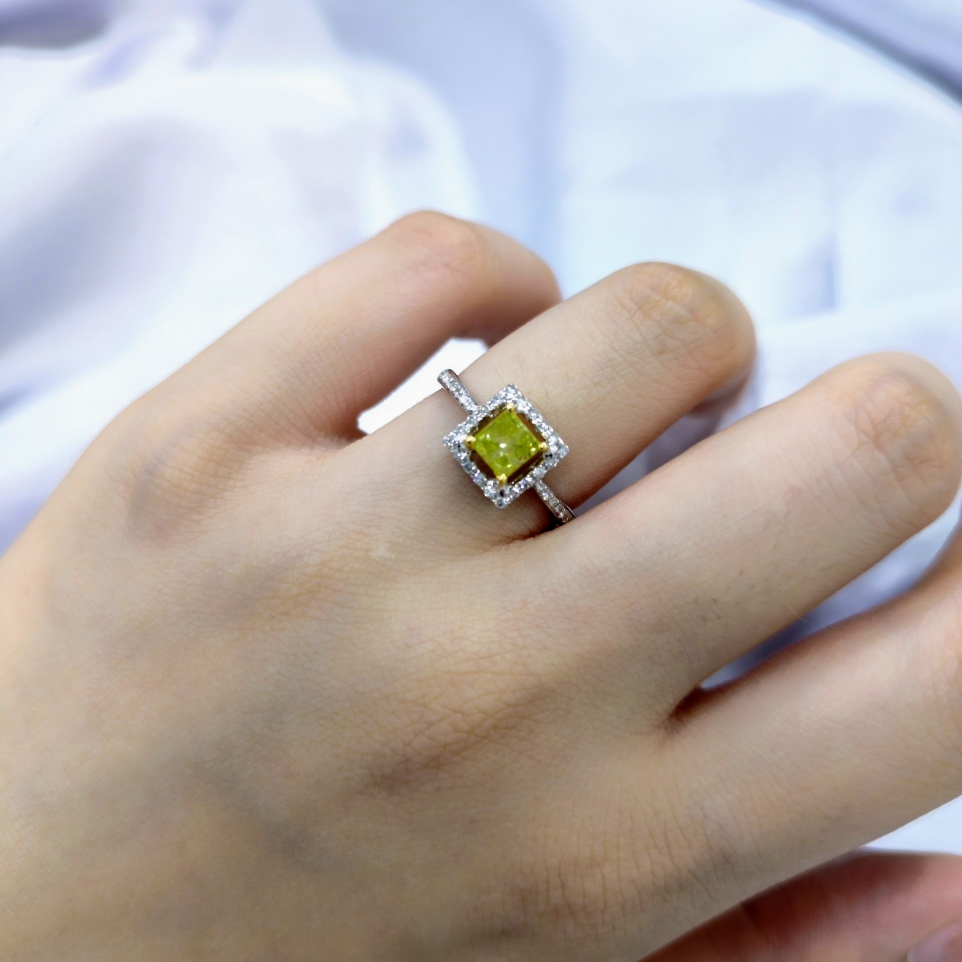 18K Gold 0.92ct Fancy Yellow Princess Cut Diamond Ring