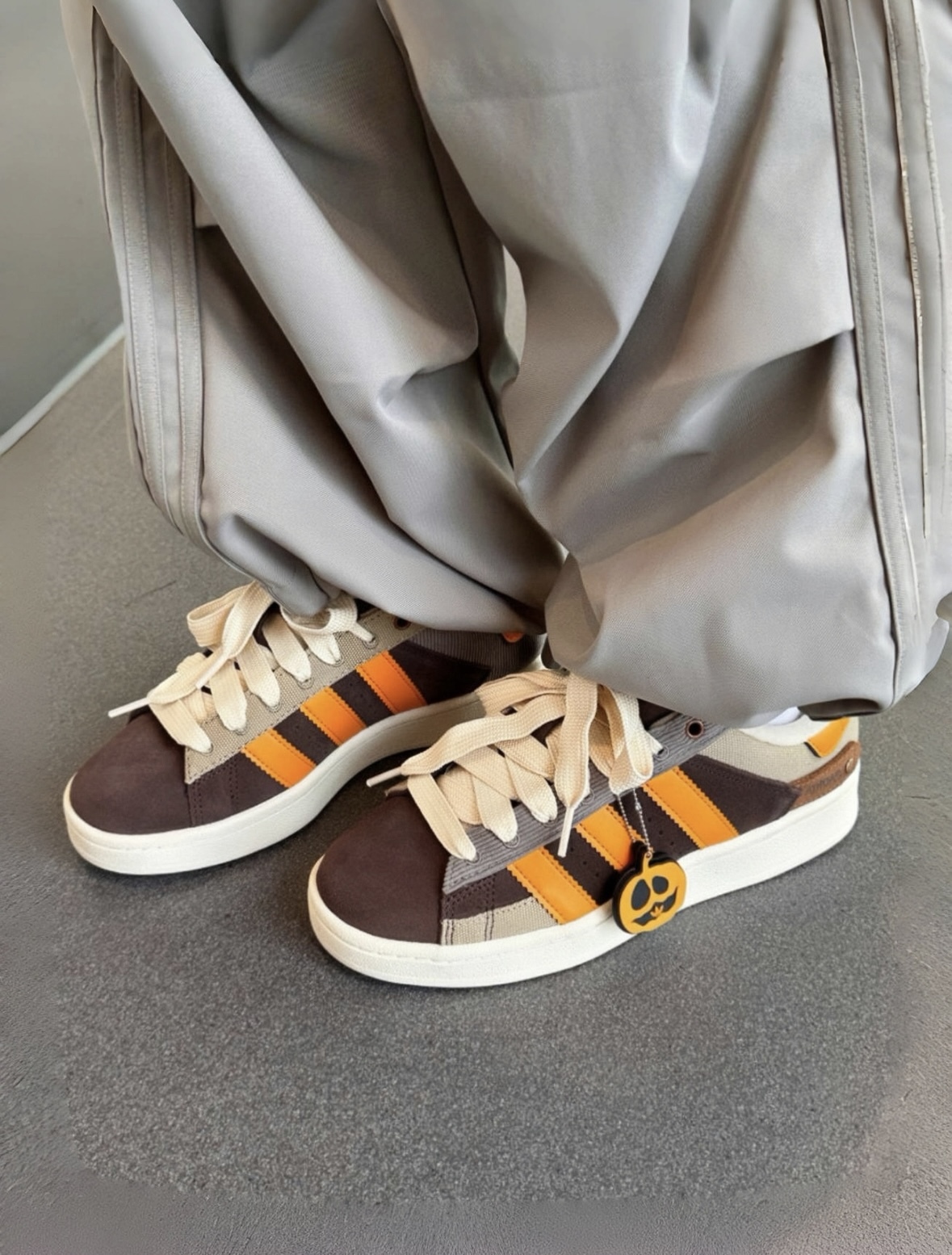 Adidas Originals Campus x SFTM 萬聖節限定 咖啡橘 奶油色 南瓜 燈芯絨 麂皮 拼接 麵包鞋 IH3282/預購