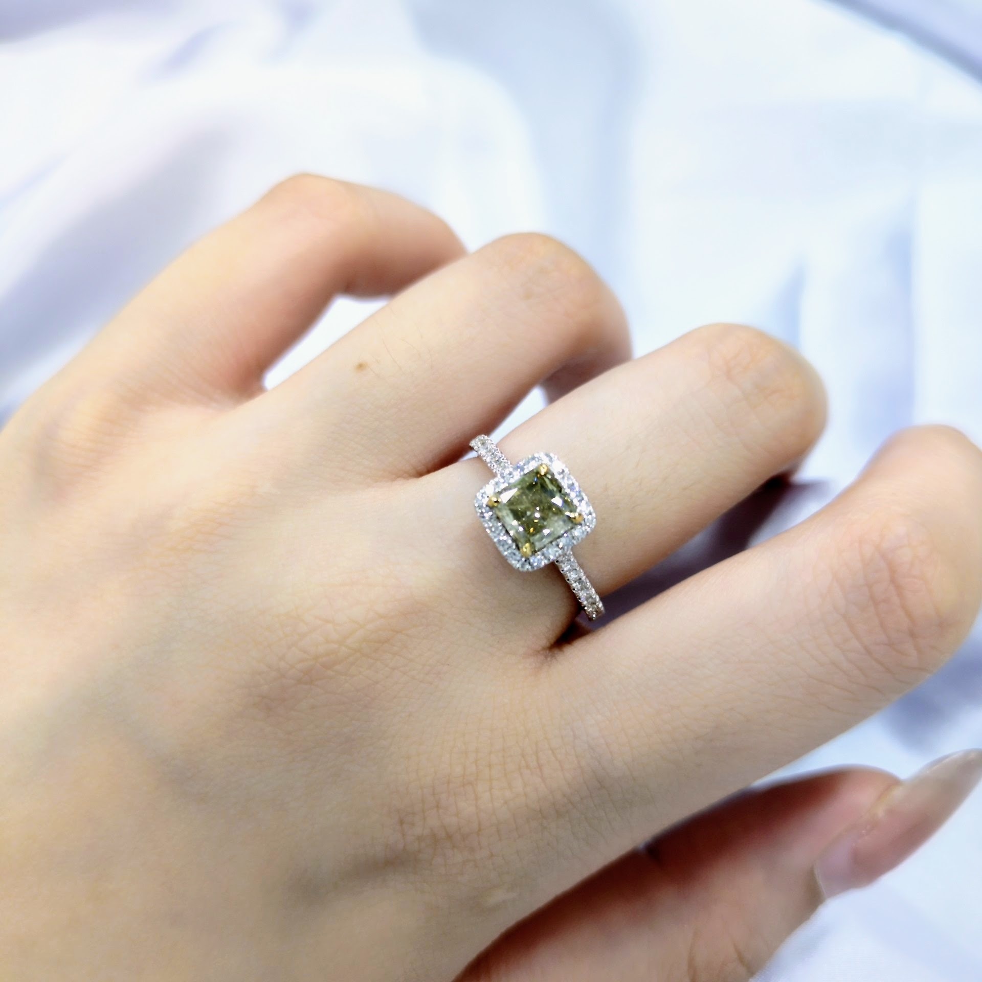 18K Gold 1.17ct Light Green Diamond Ring