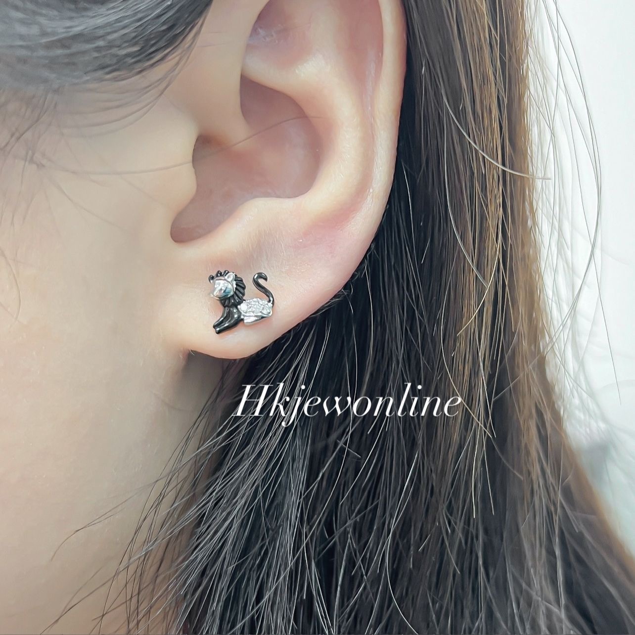 ♌️ 14K White Gold Diamond Leo Earrings