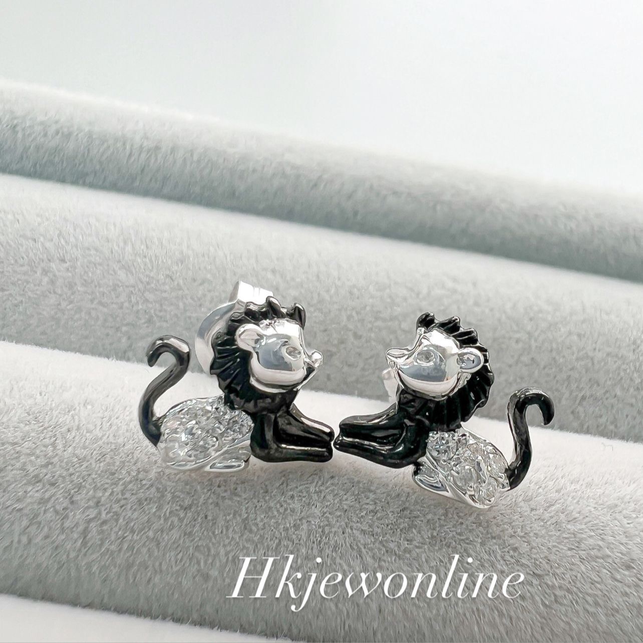 ♌️ 14K White Gold Diamond Leo Earrings