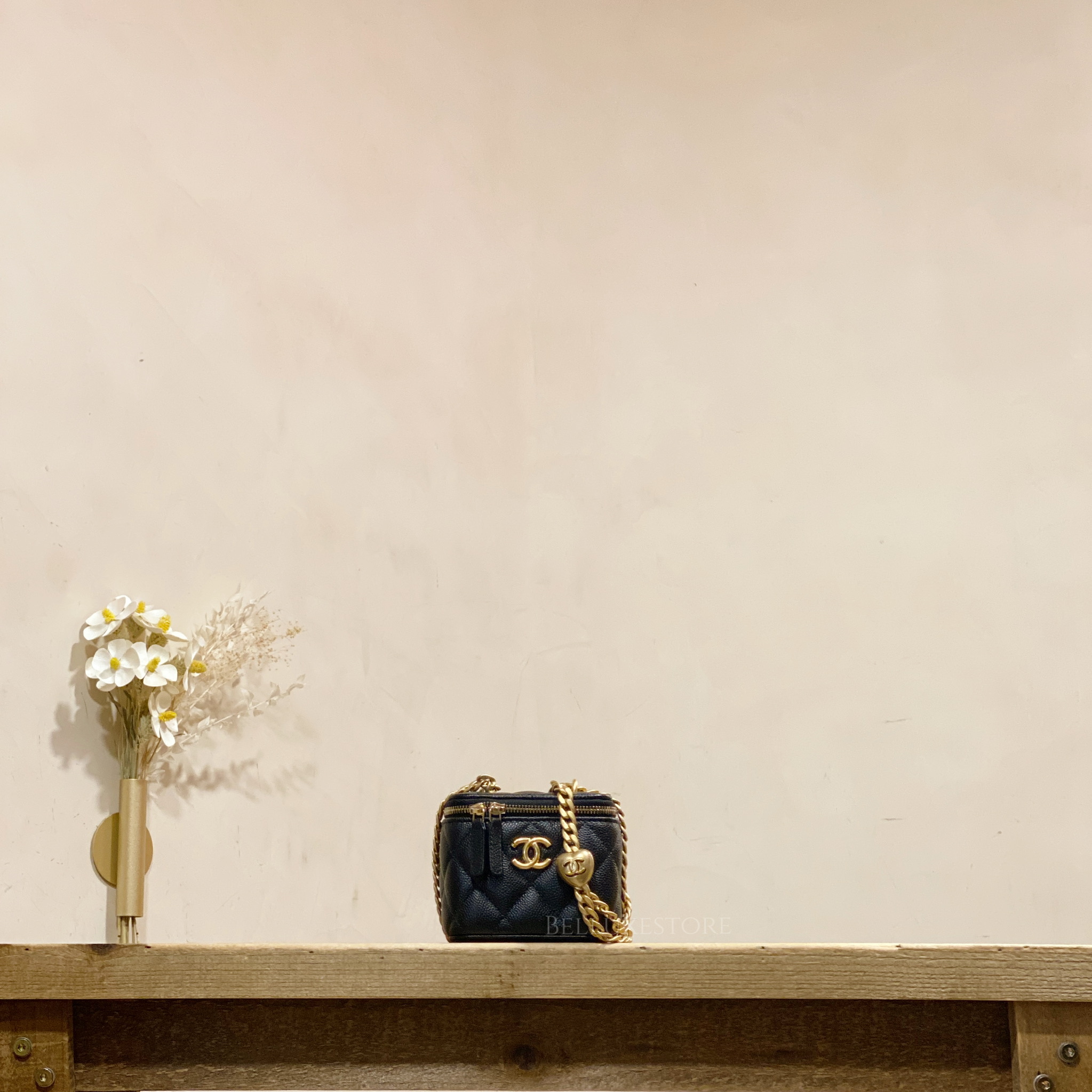 [Preowned] Chanel mini vanity heart chain caviar bl...