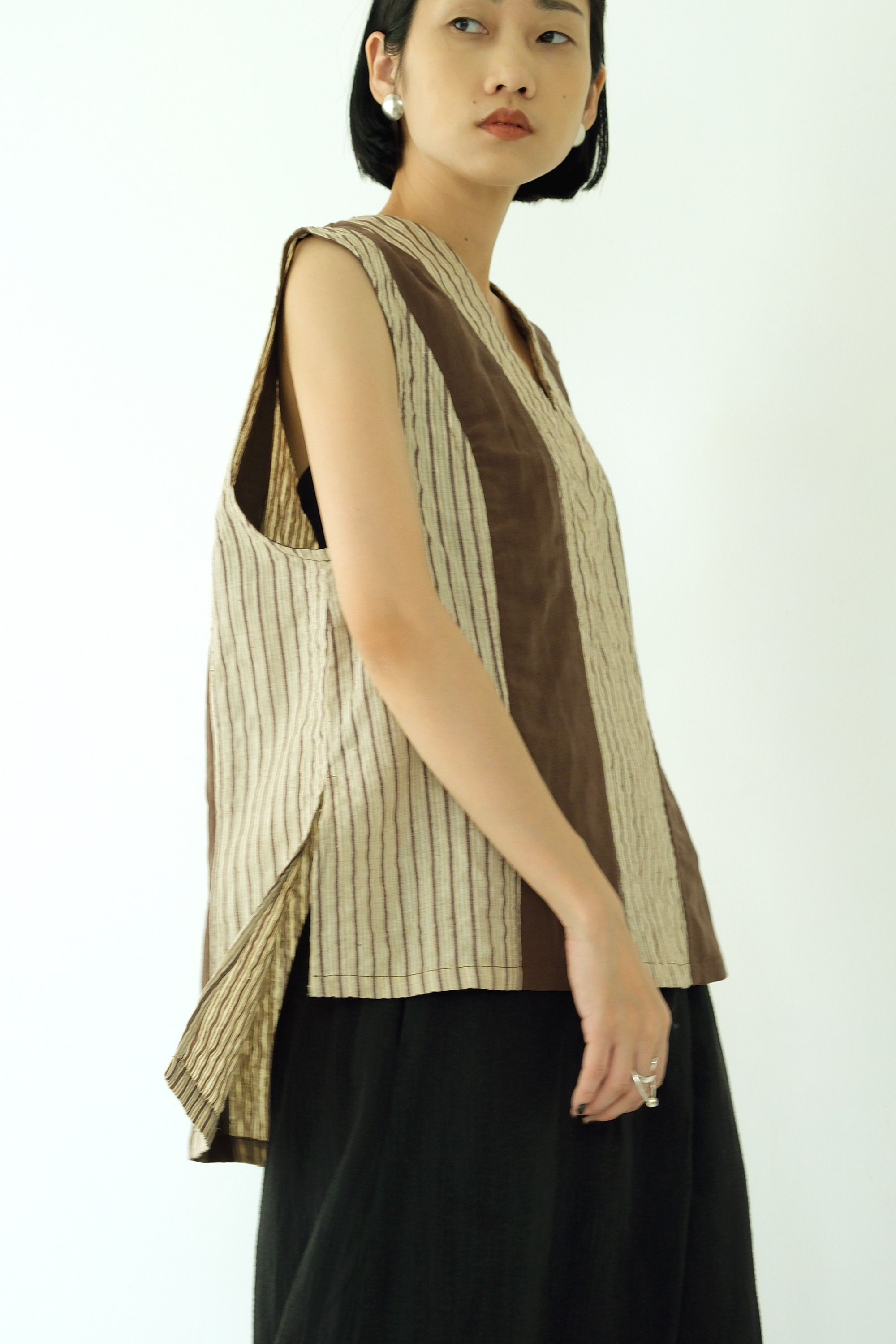 川 衣 WEAR BEING  蠶絲拼接前短後長背心 褐條