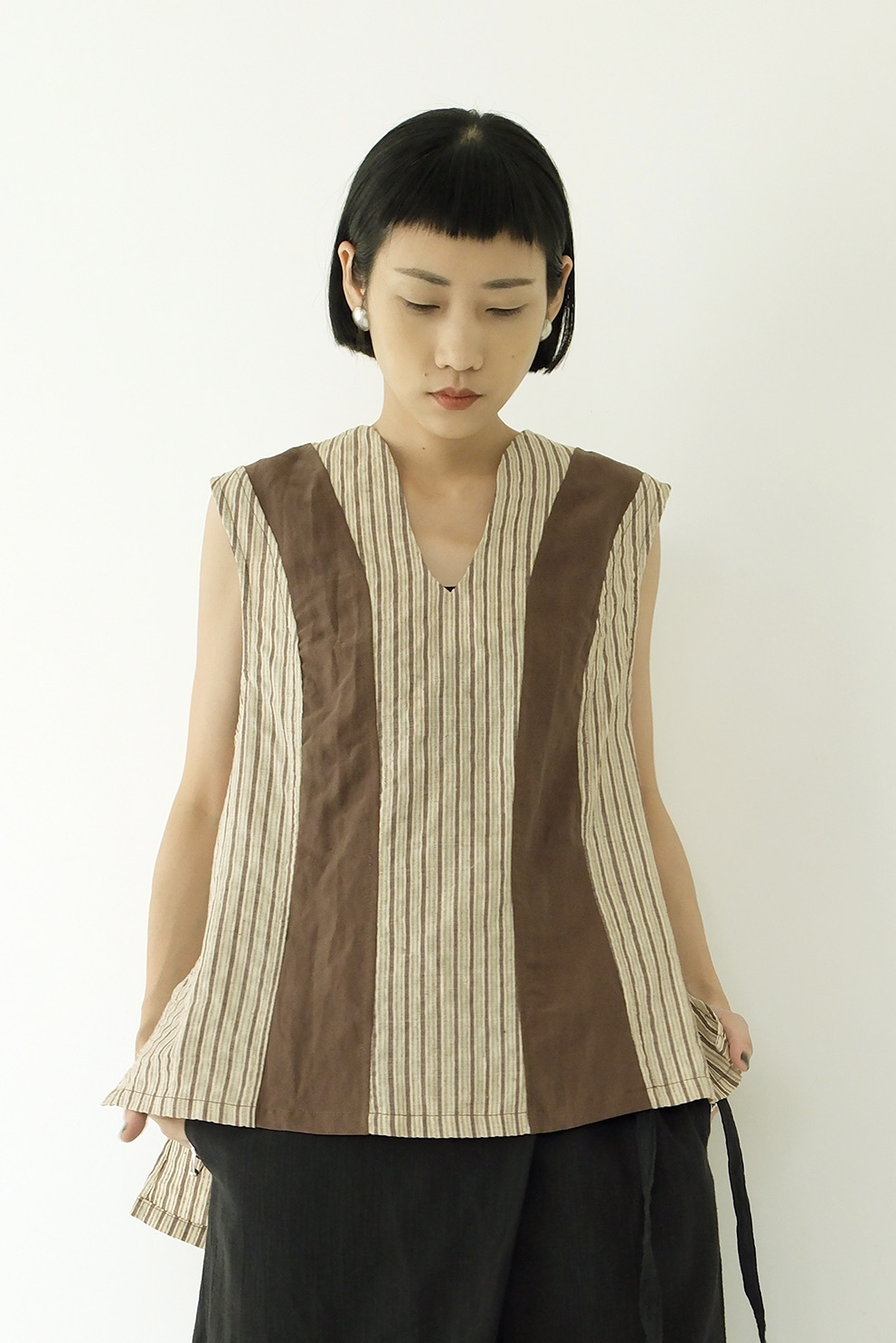 川 衣 WEAR BEING  蠶絲拼接前短後長背心 褐條