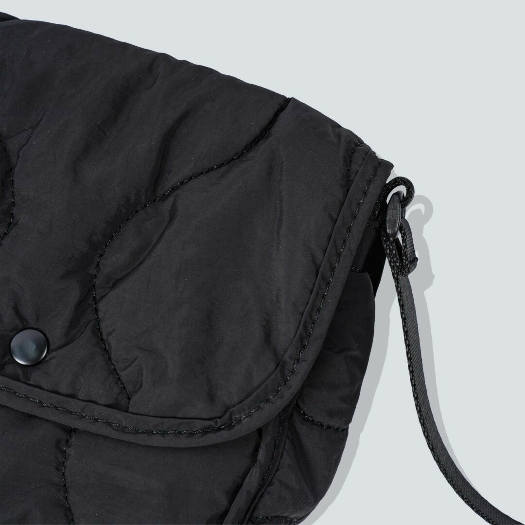 日系防潑水絎縫小包黑色正面特寫照