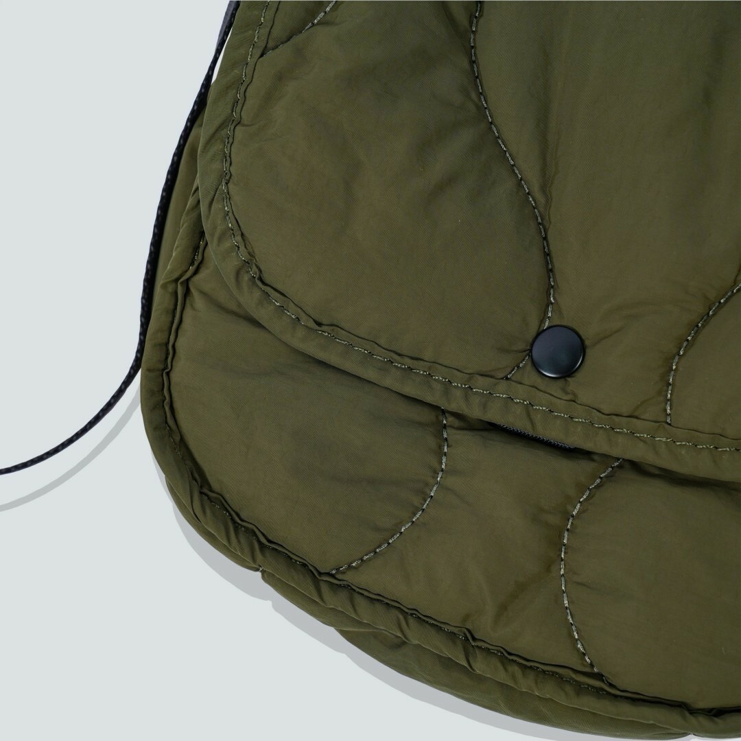 日系防潑水絎縫小包綠色特寫照