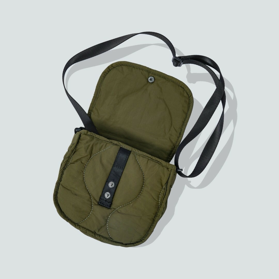 日系防潑水絎縫小包綠色打開示意圖