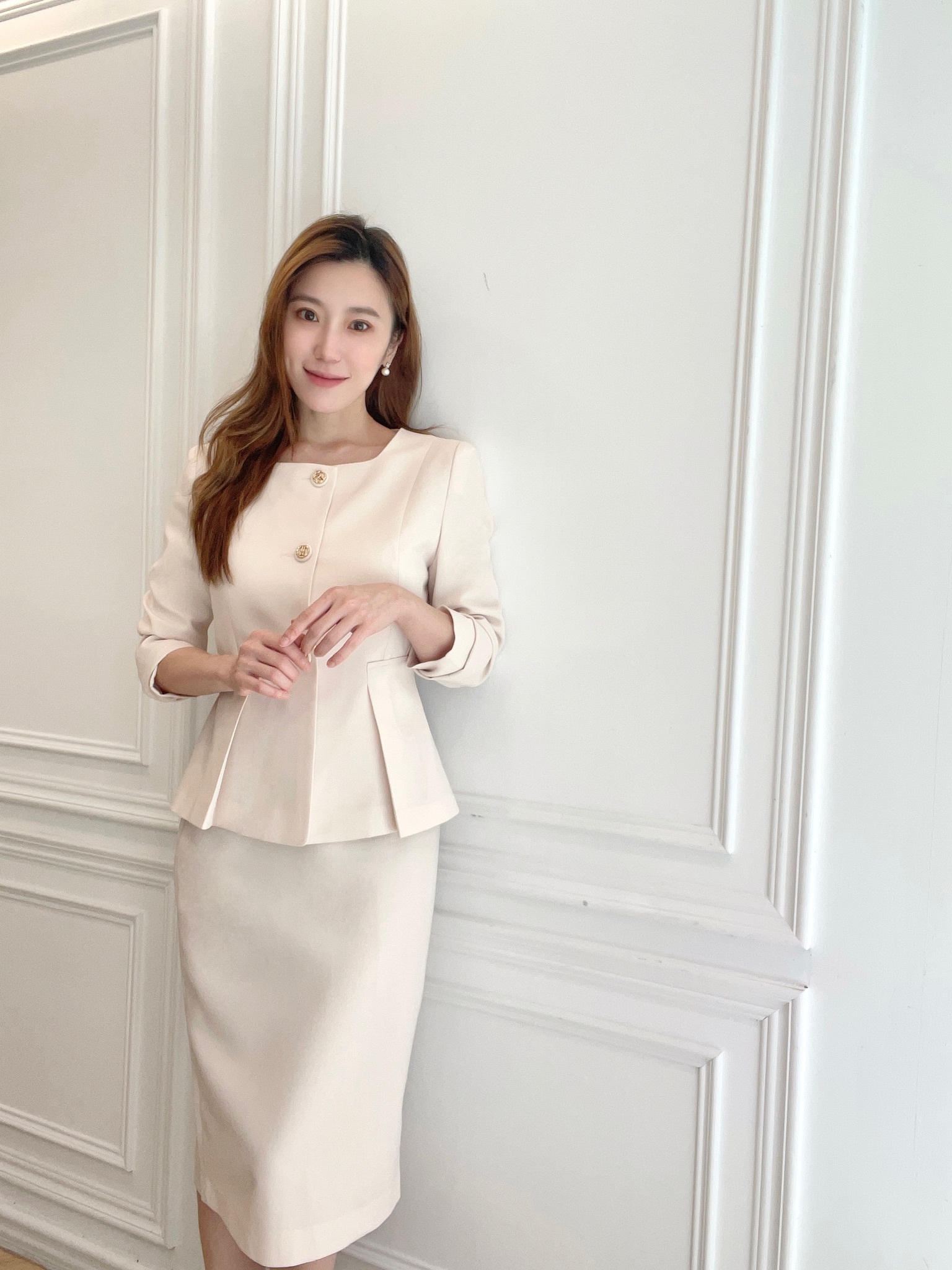 立體荷葉擺方領西裝套裝-米白