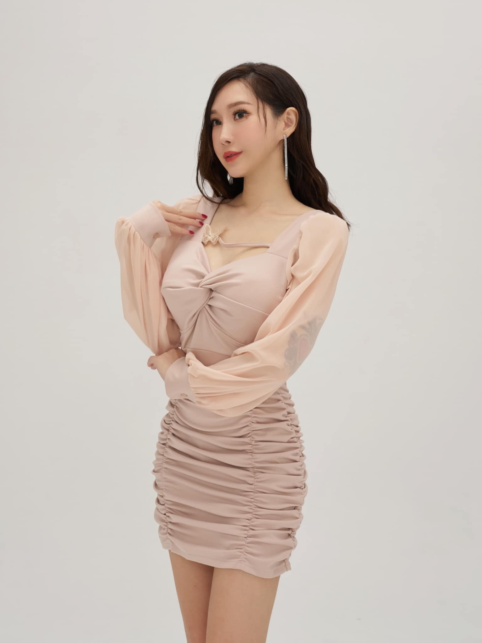 小蝴蝶扭結抓皺包臀拋袖洋裝（杏色均碼）05