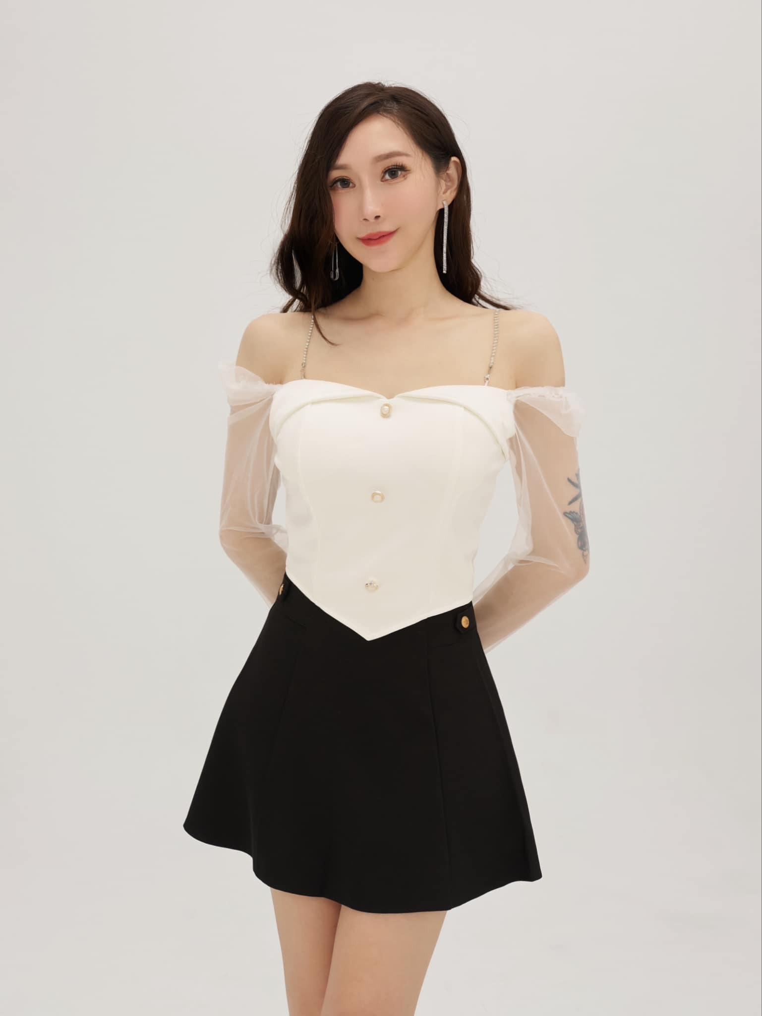 水鑽拼接網紗兩穿珍珠釦上衣（白色均碼）05