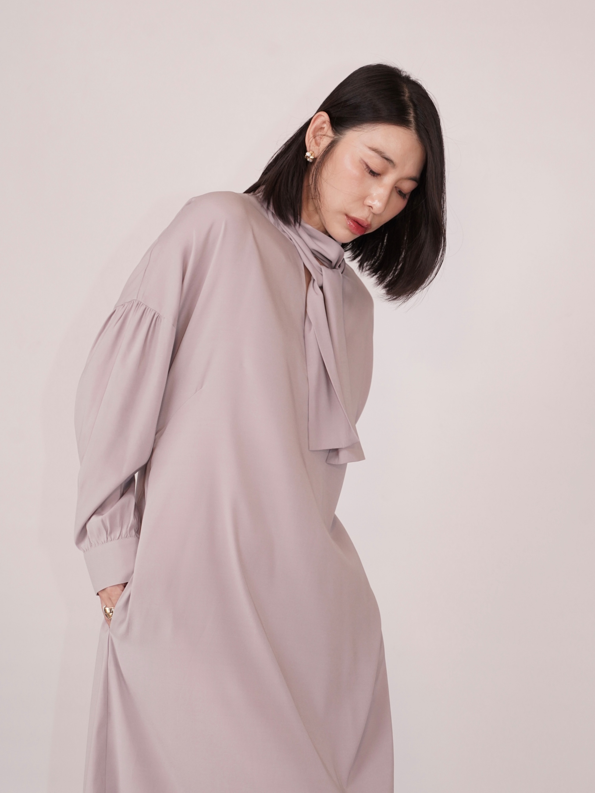 HANAA 新款真絲垂墜感紫色繫帶V領長袖連衣裙