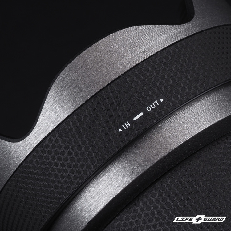 髮絲鈦貼膜質感特寫，LIFE+GUARD 設計風格