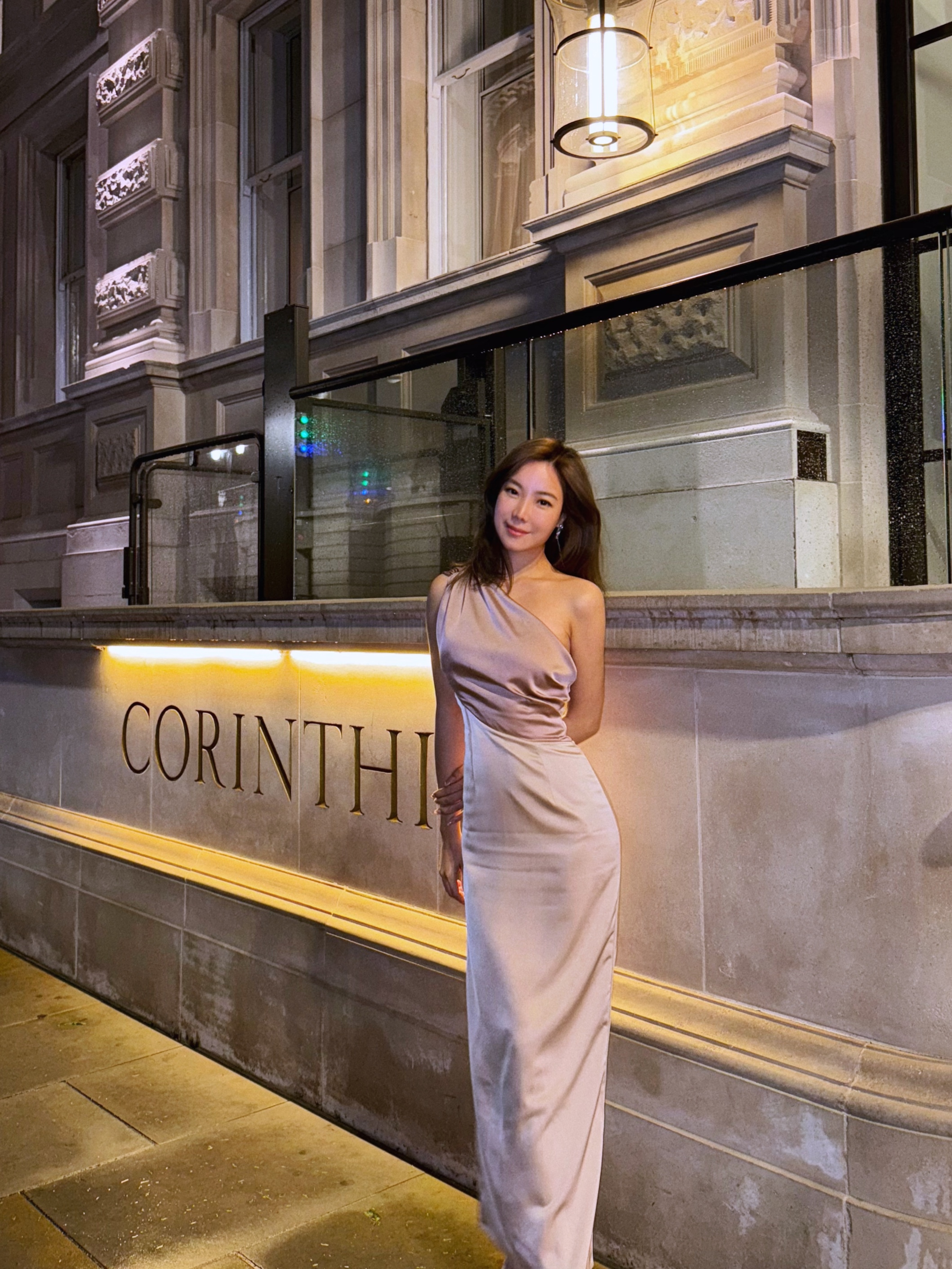 Reason 斜肩拼色緞面洋裝