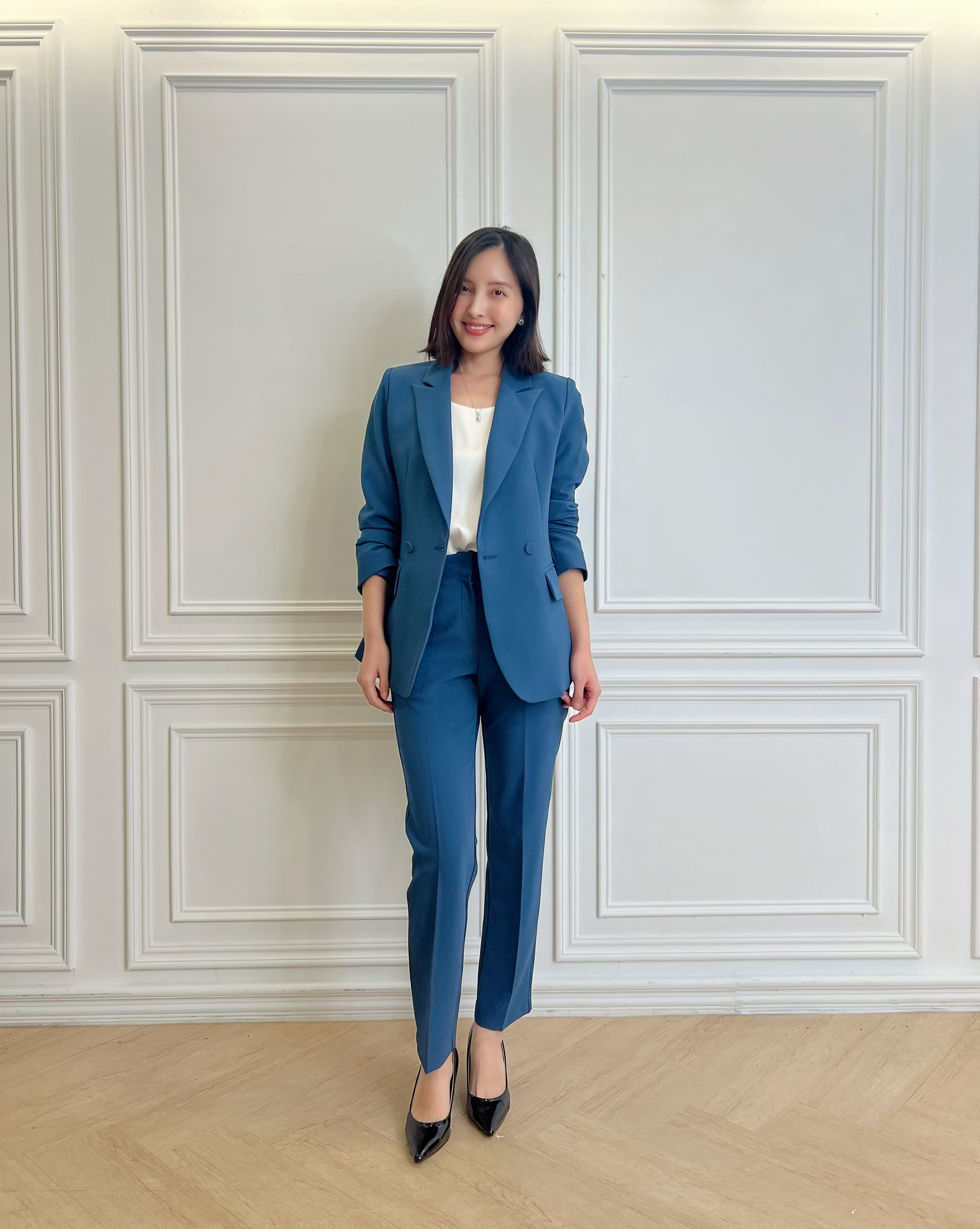 氣勢藍俐落合身套裝