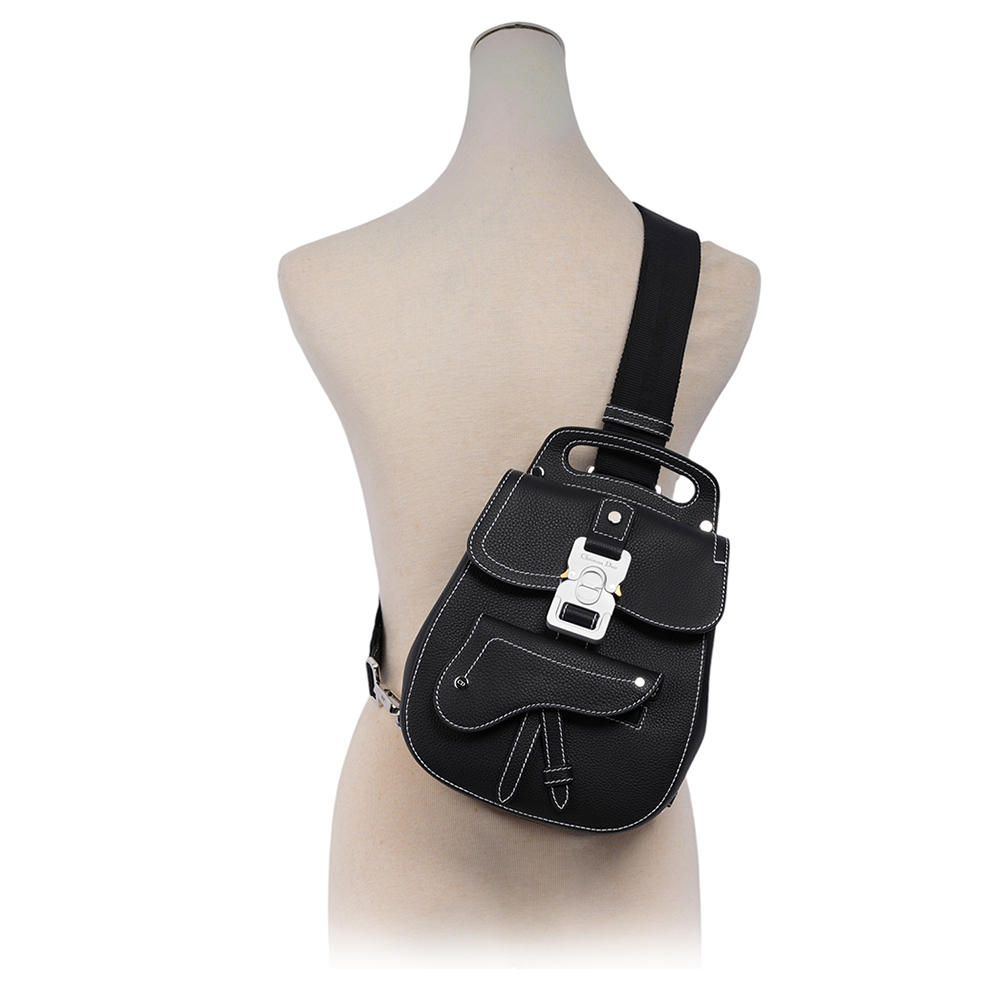 【CHRISTIAN DIOR】Gallop 牛皮壓釦翻蓋斜背包/胸口包(黑色) 1ADBO022YKK_H00N