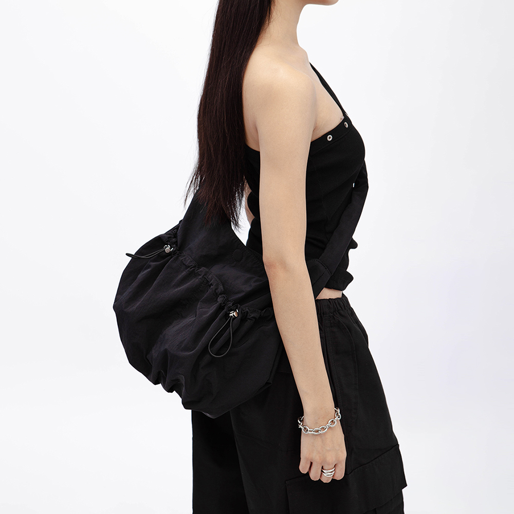 束口蓬鬆斜背包