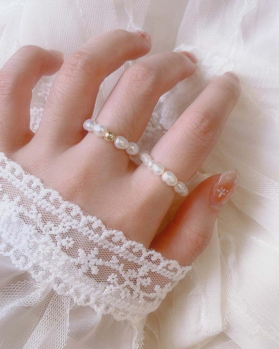 最愛的巴洛克珍珠來了🫧 起源於文藝復興時代的巴洛克珍珠 不規則的紋路與自然線條是美麗的藝術🎨 也是最表達情感的浪漫主義💗  巴洛克珍珠彈力戒穿戴超級方便 不規則的線條好可愛好生活(⁎⁍̴̛ᴗ⁍̴̛⁎) 點綴的金球可以放外面也可以轉到裡面🐰 超級推薦的一款✨︎´-