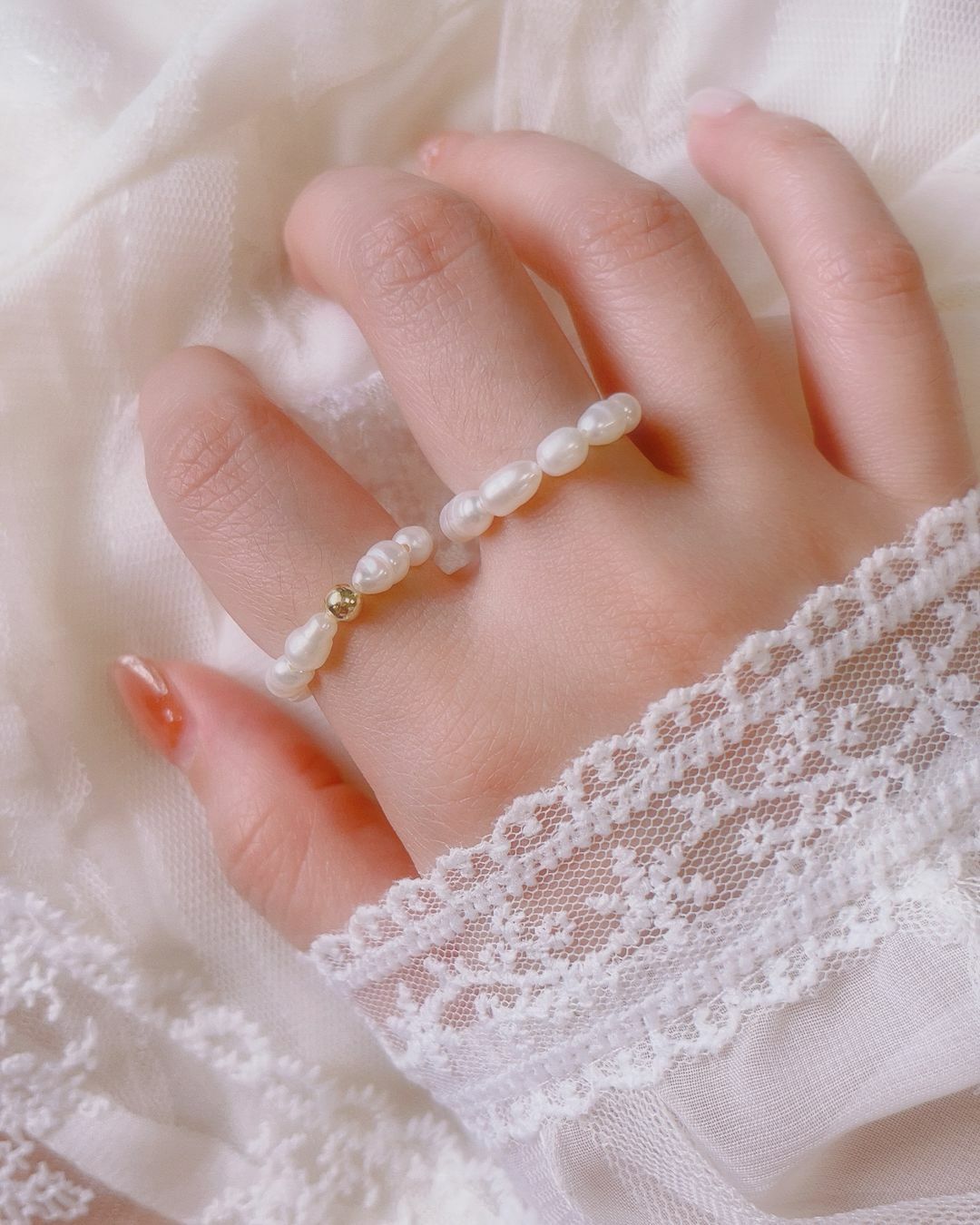 最愛的巴洛克珍珠來了🫧 起源於文藝復興時代的巴洛克珍珠 不規則的紋路與自然線條是美麗的藝術🎨 也是最表達情感的浪漫主義💗  巴洛克珍珠彈力戒穿戴超級方便 不規則的線條好可愛好生活(⁎⁍̴̛ᴗ⁍̴̛⁎) 點綴的金球可以放外面也可以轉到裡面🐰 超級推薦的一款✨︎´-