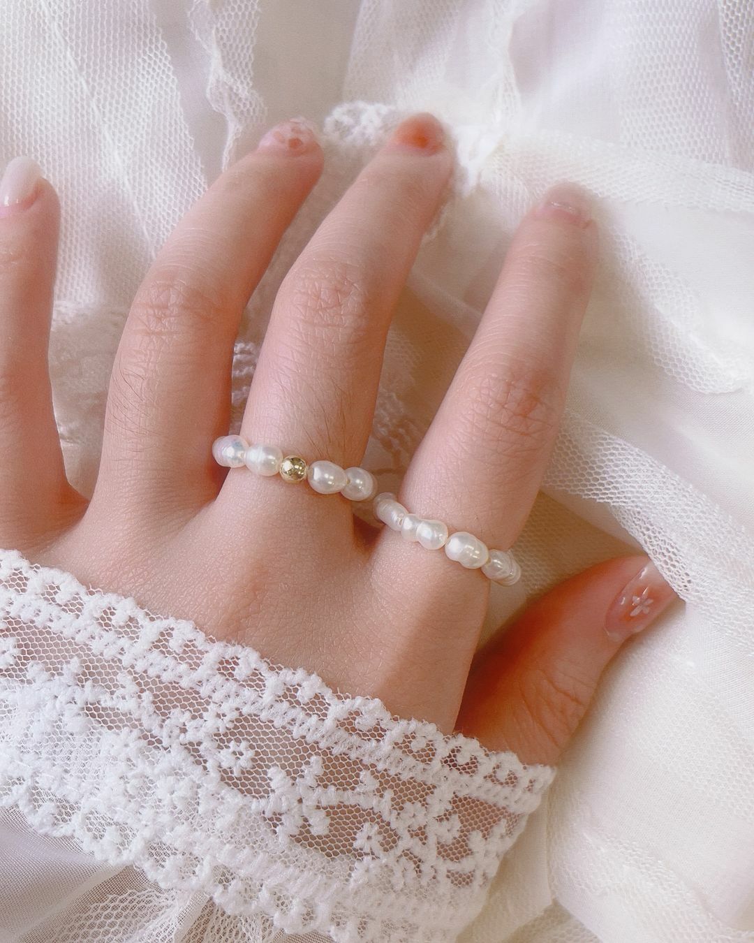 最愛的巴洛克珍珠來了🫧 起源於文藝復興時代的巴洛克珍珠 不規則的紋路與自然線條是美麗的藝術🎨 也是最表達情感的浪漫主義💗  巴洛克珍珠彈力戒穿戴超級方便 不規則的線條好可愛好生活(⁎⁍̴̛ᴗ⁍̴̛⁎) 點綴的金球可以放外面也可以轉到裡面🐰 超級推薦的一款✨︎´-