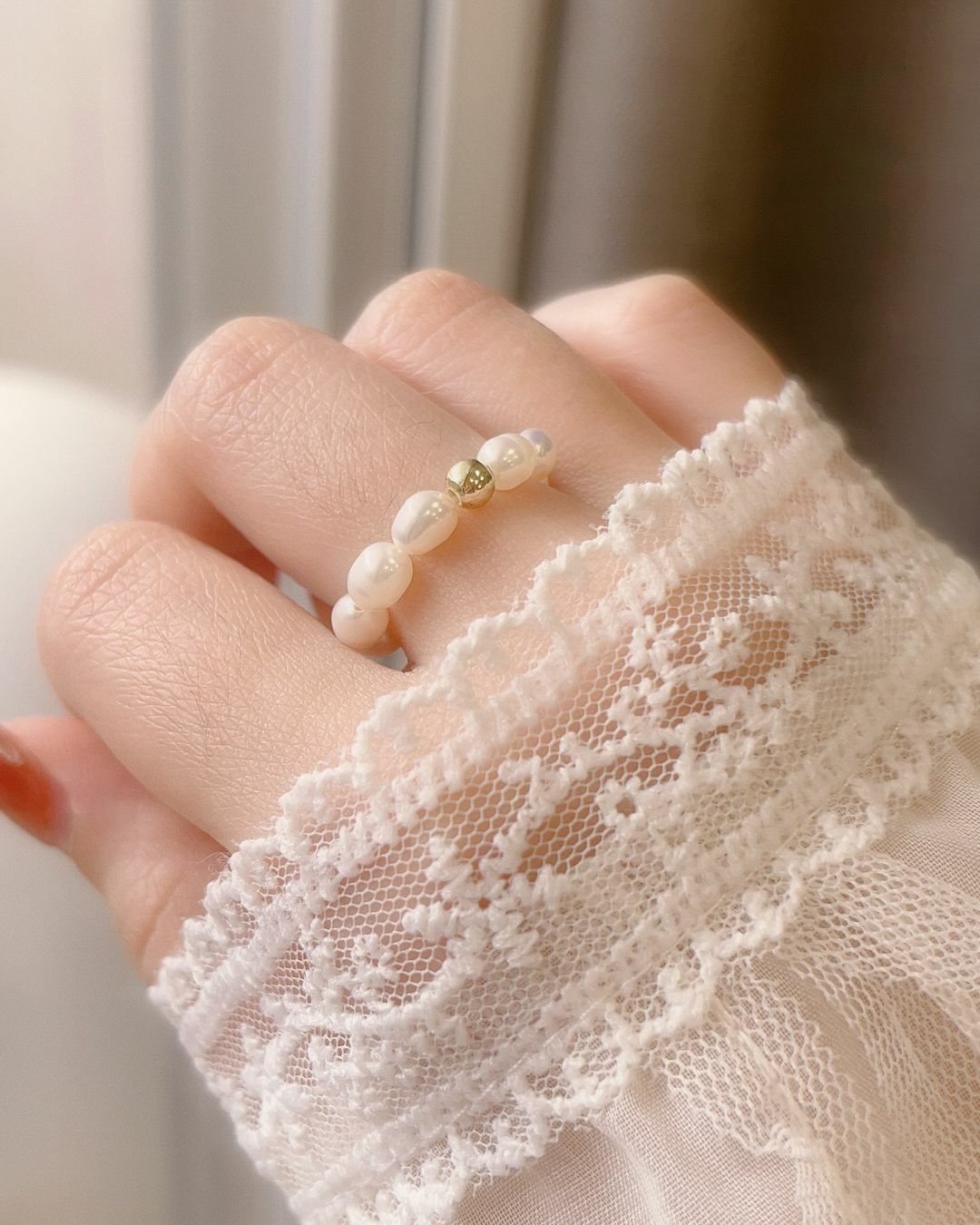 最愛的巴洛克珍珠來了🫧 起源於文藝復興時代的巴洛克珍珠 不規則的紋路與自然線條是美麗的藝術🎨 也是最表達情感的浪漫主義💗  巴洛克珍珠彈力戒穿戴超級方便 不規則的線條好可愛好生活(⁎⁍̴̛ᴗ⁍̴̛⁎) 點綴的金球可以放外面也可以轉到裡面🐰 超級推薦的一款✨︎´-