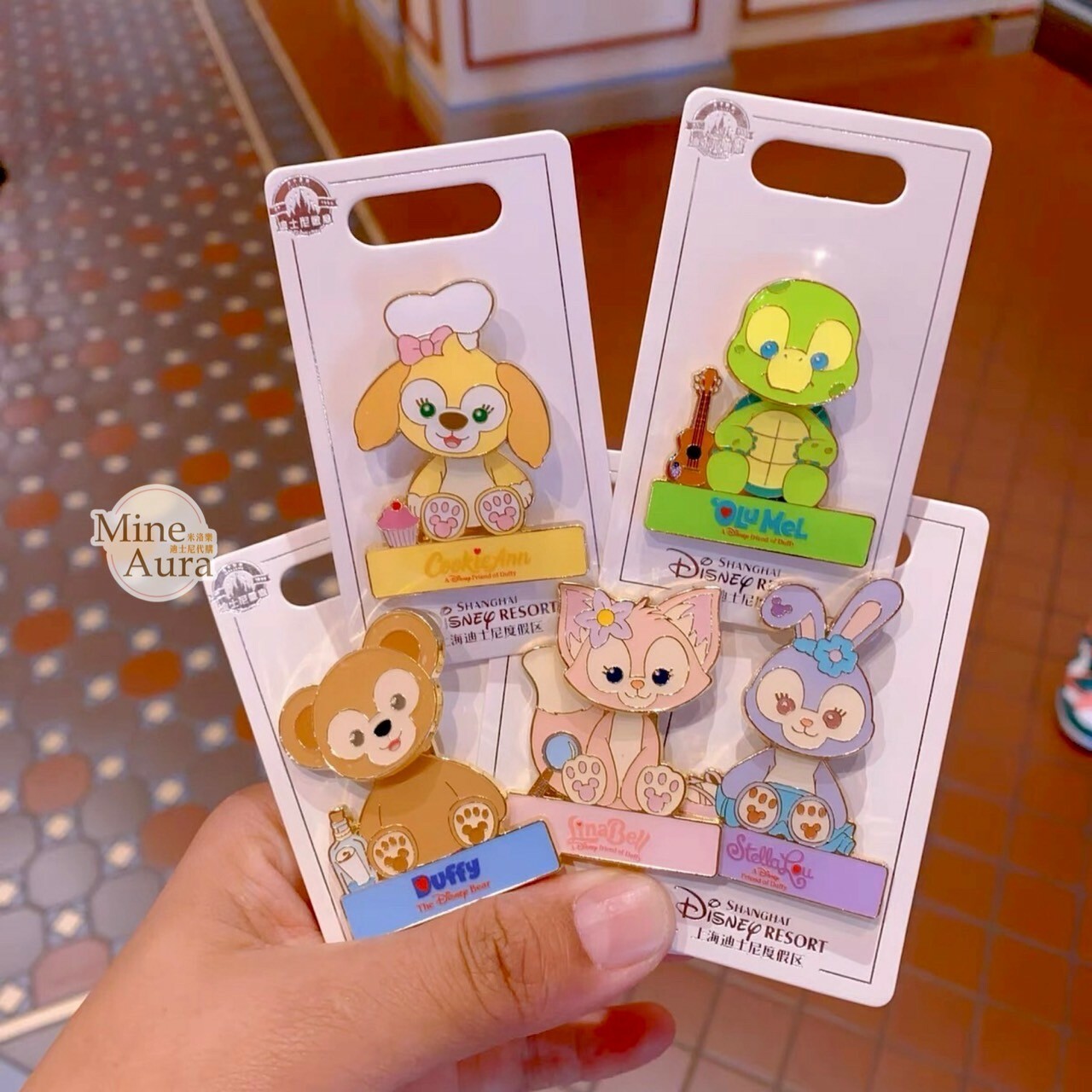 達菲 Duffy 與好友們 坐姿 搖頭設計 造型 徽章 PIN -上海迪士尼樂園