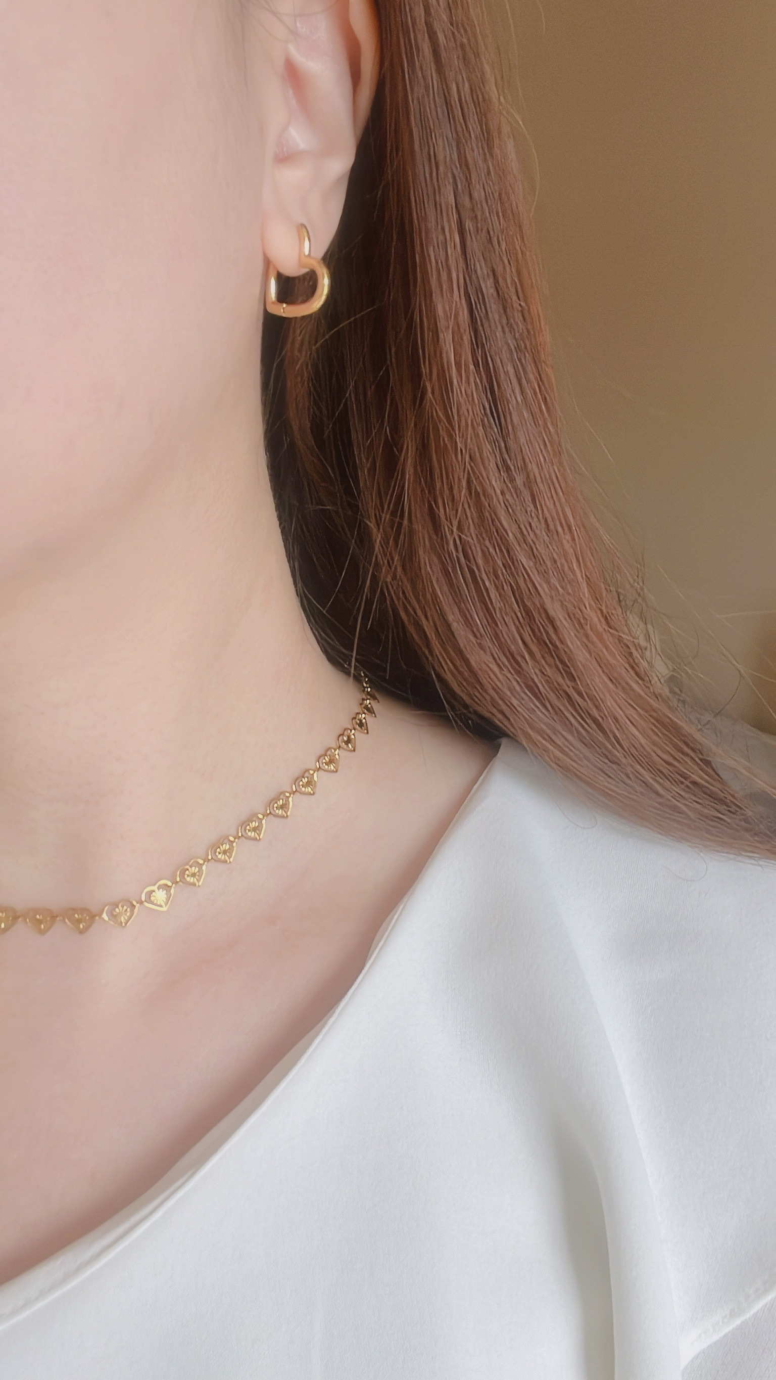 金色復古小愛心們的鍊子好浪漫💗 小巧精緻的愛心們連成一圈 讓我想到這句英文情話： 𝑳𝒐𝒗𝒆 𝒎𝒆 𝒍𝒊𝒕𝒕𝒍𝒆 𝒂𝒏𝒅 𝒍𝒐𝒗𝒆 𝒎𝒆 𝒍𝒐𝒏𝒈 🩰 不求轟轟烈烈的愛 只求細水長流︎︎〰︎︎♡  手鍊跟項鍊整套直接幫你們找好了✨ 鏤空的設計也有點小性感 戴起來很漂亮很精緻女孩💫