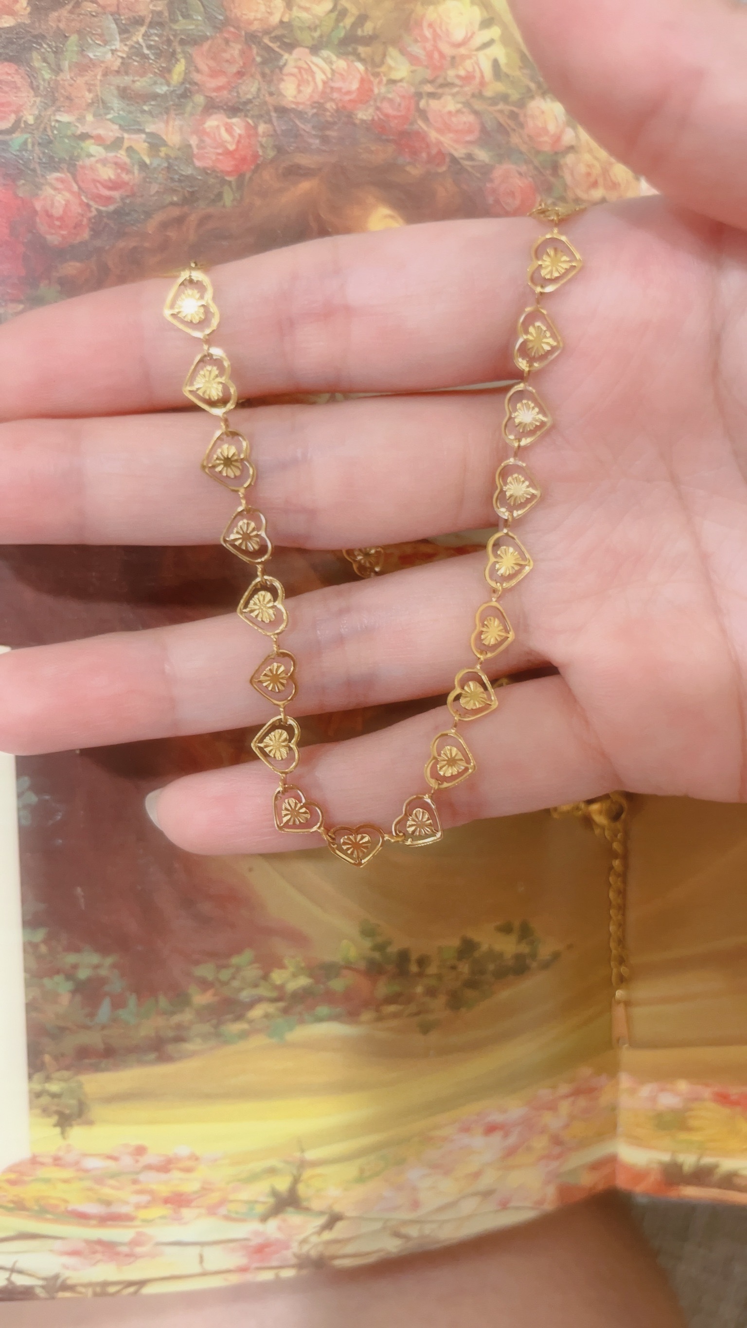 金色復古小愛心們的鍊子好浪漫💗 小巧精緻的愛心們連成一圈 讓我想到這句英文情話： 𝑳𝒐𝒗𝒆 𝒎𝒆 𝒍𝒊𝒕𝒕𝒍𝒆 𝒂𝒏𝒅 𝒍𝒐𝒗𝒆 𝒎𝒆 𝒍𝒐𝒏𝒈 🩰 不求轟轟烈烈的愛 只求細水長流︎︎〰︎︎♡  手鍊跟項鍊整套直接幫你們找好了✨ 鏤空的設計也有點小性感 戴起來很漂亮很精緻女孩💫