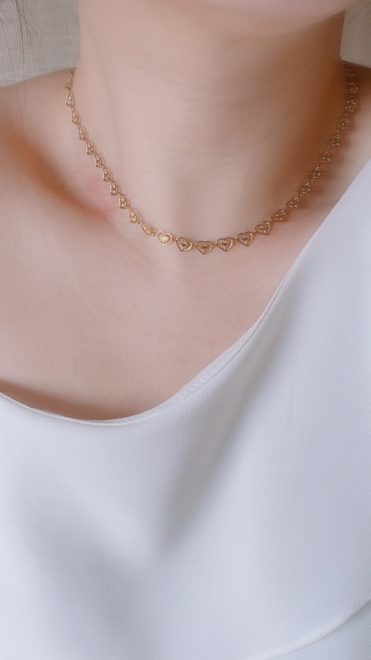 金色復古小愛心們的鍊子好浪漫💗 小巧精緻的愛心們連成一圈 讓我想到這句英文情話： 𝑳𝒐𝒗𝒆 𝒎𝒆 𝒍𝒊𝒕𝒕𝒍𝒆 𝒂𝒏𝒅 𝒍𝒐𝒗𝒆 𝒎𝒆 𝒍𝒐𝒏𝒈 🩰 不求轟轟烈烈的愛 只求細水長流︎︎〰︎︎♡  手鍊跟項鍊整套直接幫你們找好了✨ 鏤空的設計也有點小性感 戴起來很漂亮很精緻女孩💫