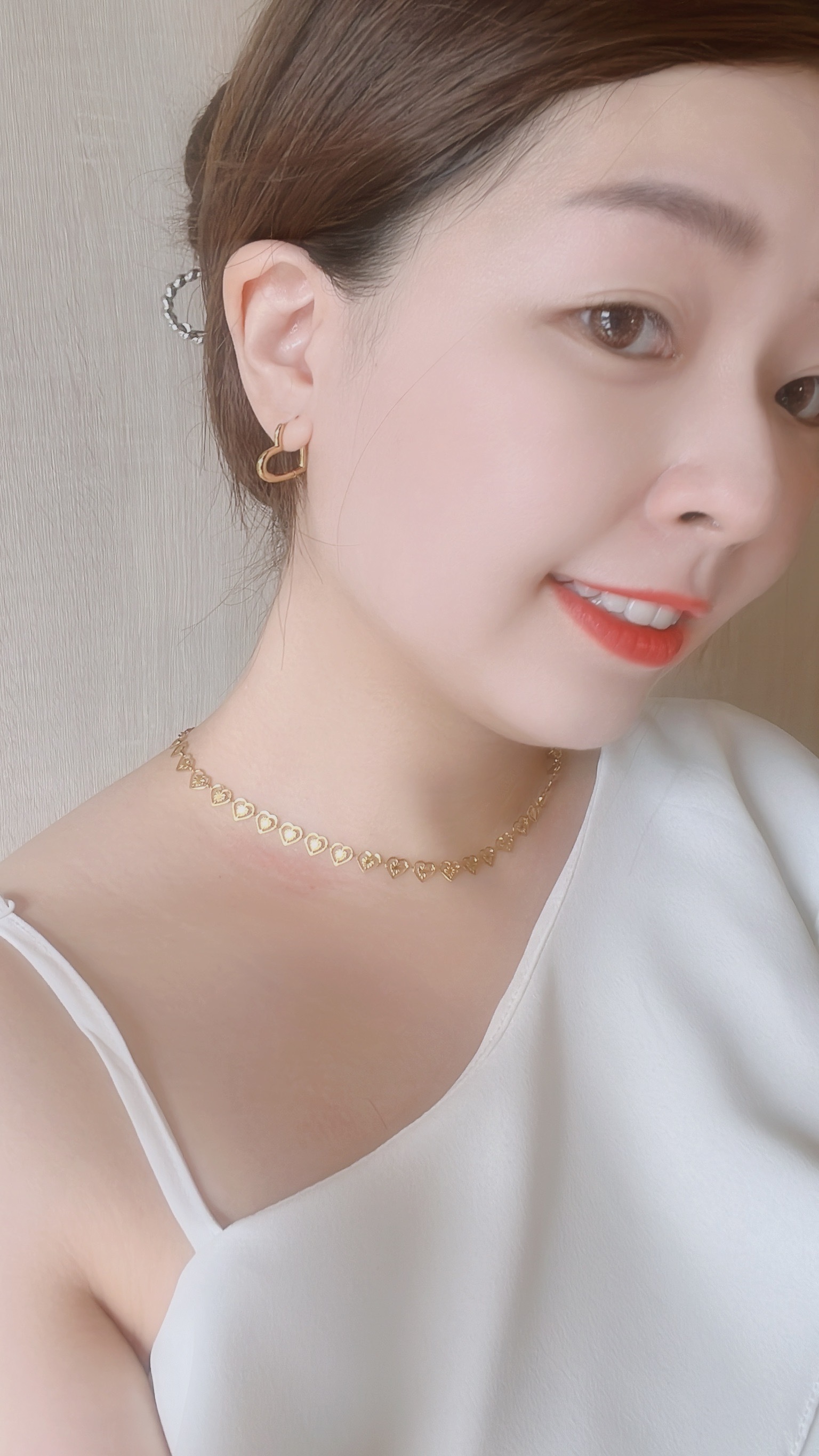 金色復古小愛心們的鍊子好浪漫💗 小巧精緻的愛心們連成一圈 讓我想到這句英文情話： 𝑳𝒐𝒗𝒆 𝒎𝒆 𝒍𝒊𝒕𝒕𝒍𝒆 𝒂𝒏𝒅 𝒍𝒐𝒗𝒆 𝒎𝒆 𝒍𝒐𝒏𝒈 🩰 不求轟轟烈烈的愛 只求細水長流︎︎〰︎︎♡  手鍊跟項鍊整套直接幫你們找好了✨ 鏤空的設計也有點小性感 戴起來很漂亮很精緻女孩💫
