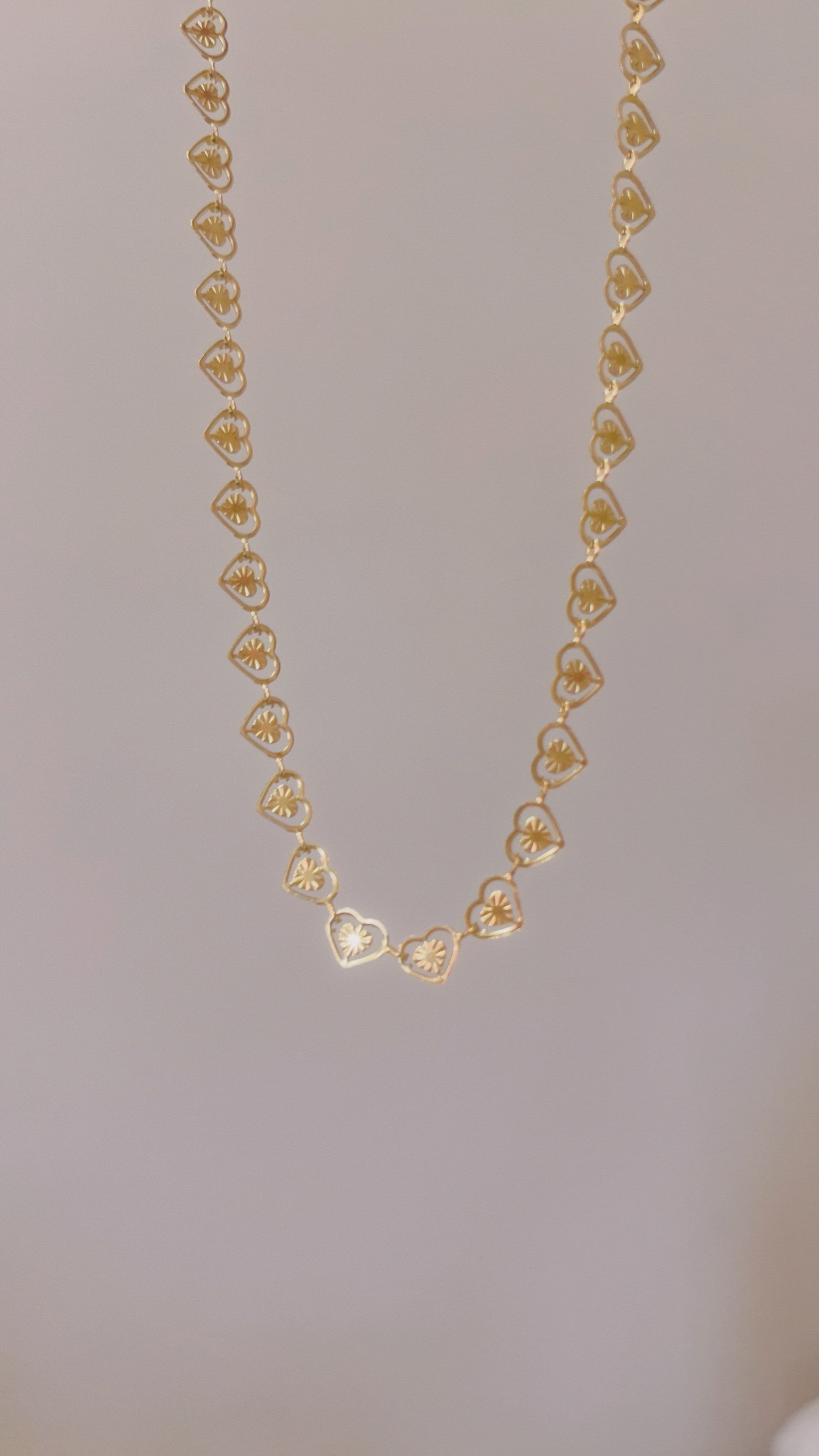 金色復古小愛心們的鍊子好浪漫💗 小巧精緻的愛心們連成一圈 讓我想到這句英文情話： 𝑳𝒐𝒗𝒆 𝒎𝒆 𝒍𝒊𝒕𝒕𝒍𝒆 𝒂𝒏𝒅 𝒍𝒐𝒗𝒆 𝒎𝒆 𝒍𝒐𝒏𝒈 🩰 不求轟轟烈烈的愛 只求細水長流︎︎〰︎︎♡  手鍊跟項鍊整套直接幫你們找好了✨ 鏤空的設計也有點小性感 戴起來很漂亮很精緻女孩💫