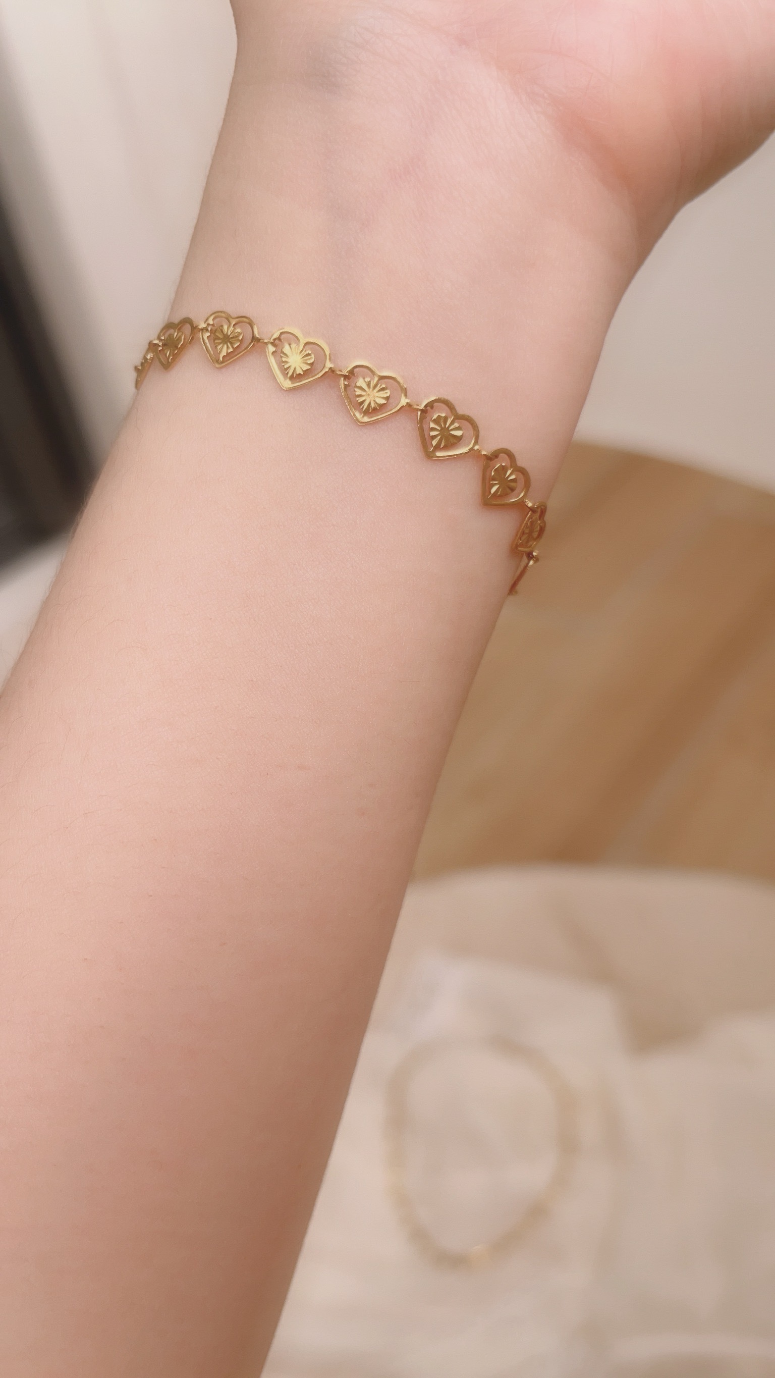 金色復古小愛心們的鍊子好浪漫💗 小巧精緻的愛心們連成一圈 讓我想到這句英文情話: 𝑳𝒐𝒗𝒆 𝒎𝒆 𝒍𝒊𝒕𝒕𝒍𝒆 𝒂𝒏𝒅 𝒍𝒐𝒗𝒆 𝒎𝒆 𝒍𝒐𝒏𝒈 🩰 不求轟轟烈烈的愛 只求細水長流︎︎〰︎︎♡ 手鍊跟項鍊整套直接幫你們找好了✨ 鏤空的設計也有點小性感 戴起來很漂亮很精緻女孩💫