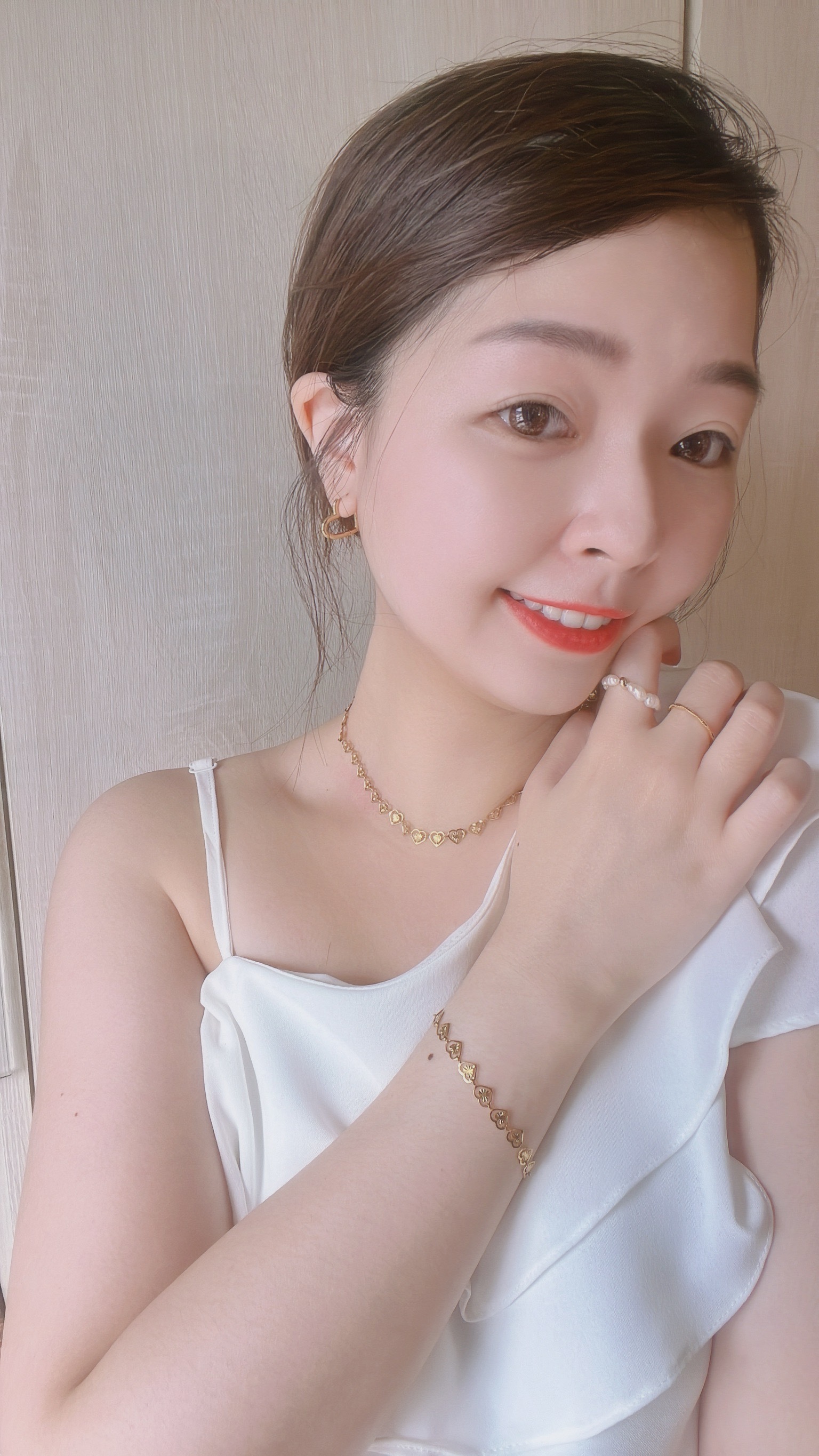 金色復古小愛心們的鍊子好浪漫💗 小巧精緻的愛心們連成一圈 讓我想到這句英文情話: 𝑳𝒐𝒗𝒆 𝒎𝒆 𝒍𝒊𝒕𝒕𝒍𝒆 𝒂𝒏𝒅 𝒍𝒐𝒗𝒆 𝒎𝒆 𝒍𝒐𝒏𝒈 🩰 不求轟轟烈烈的愛 只求細水長流︎︎〰︎︎♡ 手鍊跟項鍊整套直接幫你們找好了✨ 鏤空的設計也有點小性感 戴起來很漂亮很精緻女孩💫