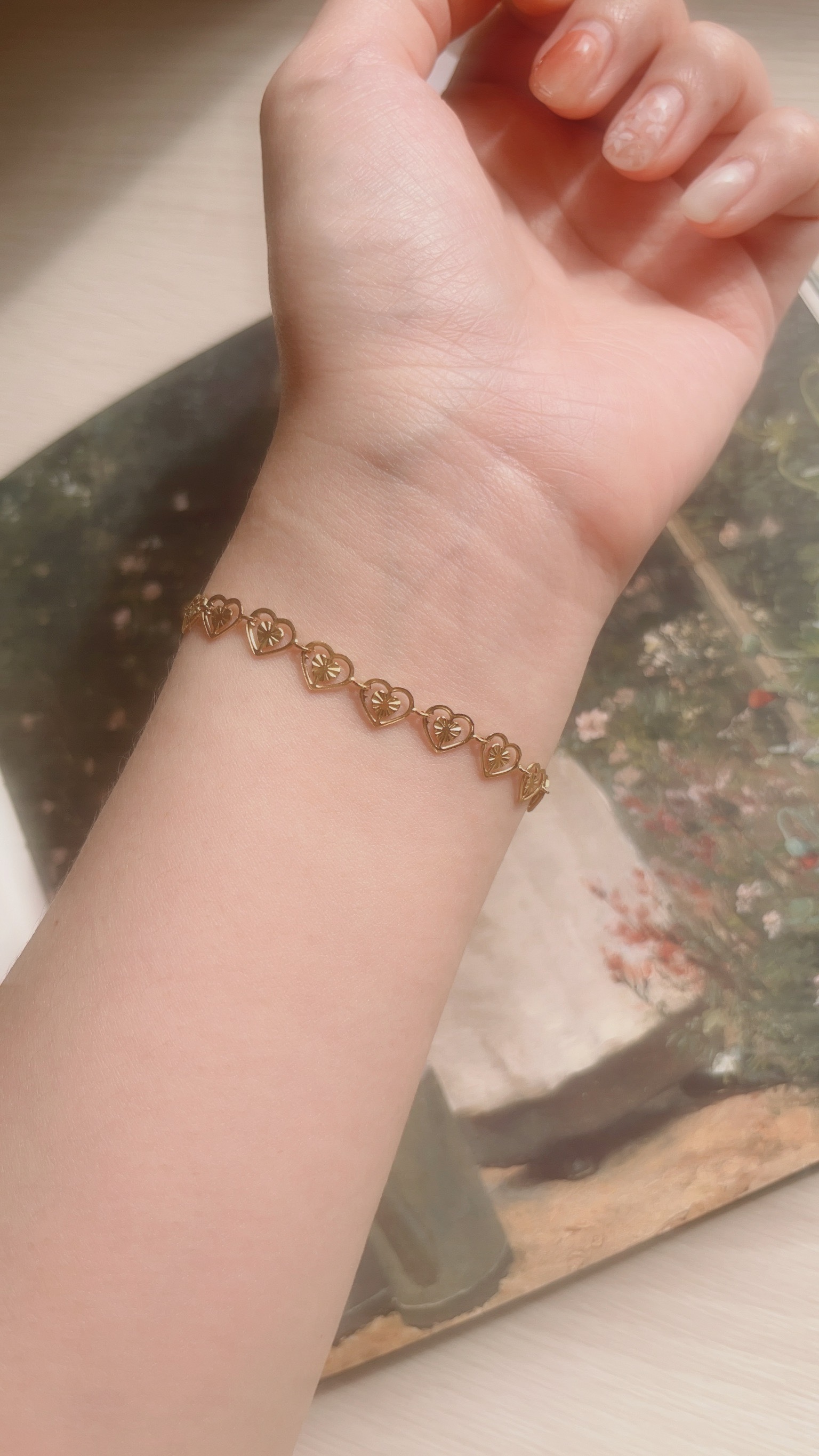 金色復古小愛心們的鍊子好浪漫💗 小巧精緻的愛心們連成一圈 讓我想到這句英文情話: 𝑳𝒐𝒗𝒆 𝒎𝒆 𝒍𝒊𝒕𝒕𝒍𝒆 𝒂𝒏𝒅 𝒍𝒐𝒗𝒆 𝒎𝒆 𝒍𝒐𝒏𝒈 🩰 不求轟轟烈烈的愛 只求細水長流︎︎〰︎︎♡ 手鍊跟項鍊整套直接幫你們找好了✨ 鏤空的設計也有點小性感 戴起來很漂亮很精緻女孩💫