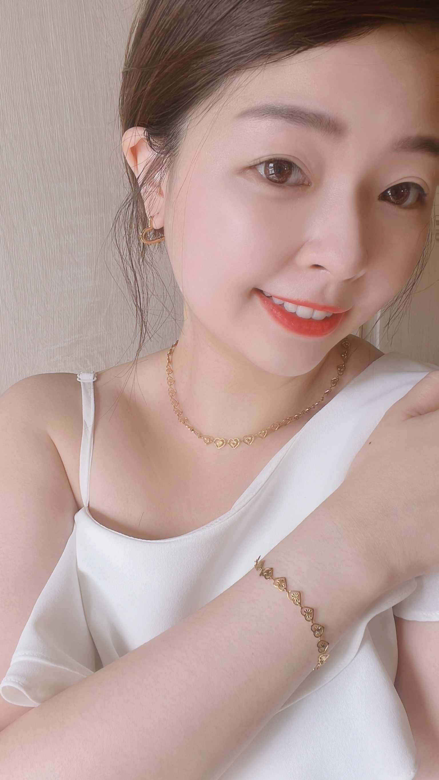 金色復古小愛心們的鍊子好浪漫💗 小巧精緻的愛心們連成一圈 讓我想到這句英文情話: 𝑳𝒐𝒗𝒆 𝒎𝒆 𝒍𝒊𝒕𝒕𝒍𝒆 𝒂𝒏𝒅 𝒍𝒐𝒗𝒆 𝒎𝒆 𝒍𝒐𝒏𝒈 🩰 不求轟轟烈烈的愛 只求細水長流︎︎〰︎︎♡ 手鍊跟項鍊整套直接幫你們找好了✨ 鏤空的設計也有點小性感 戴起來很漂亮很精緻女孩💫