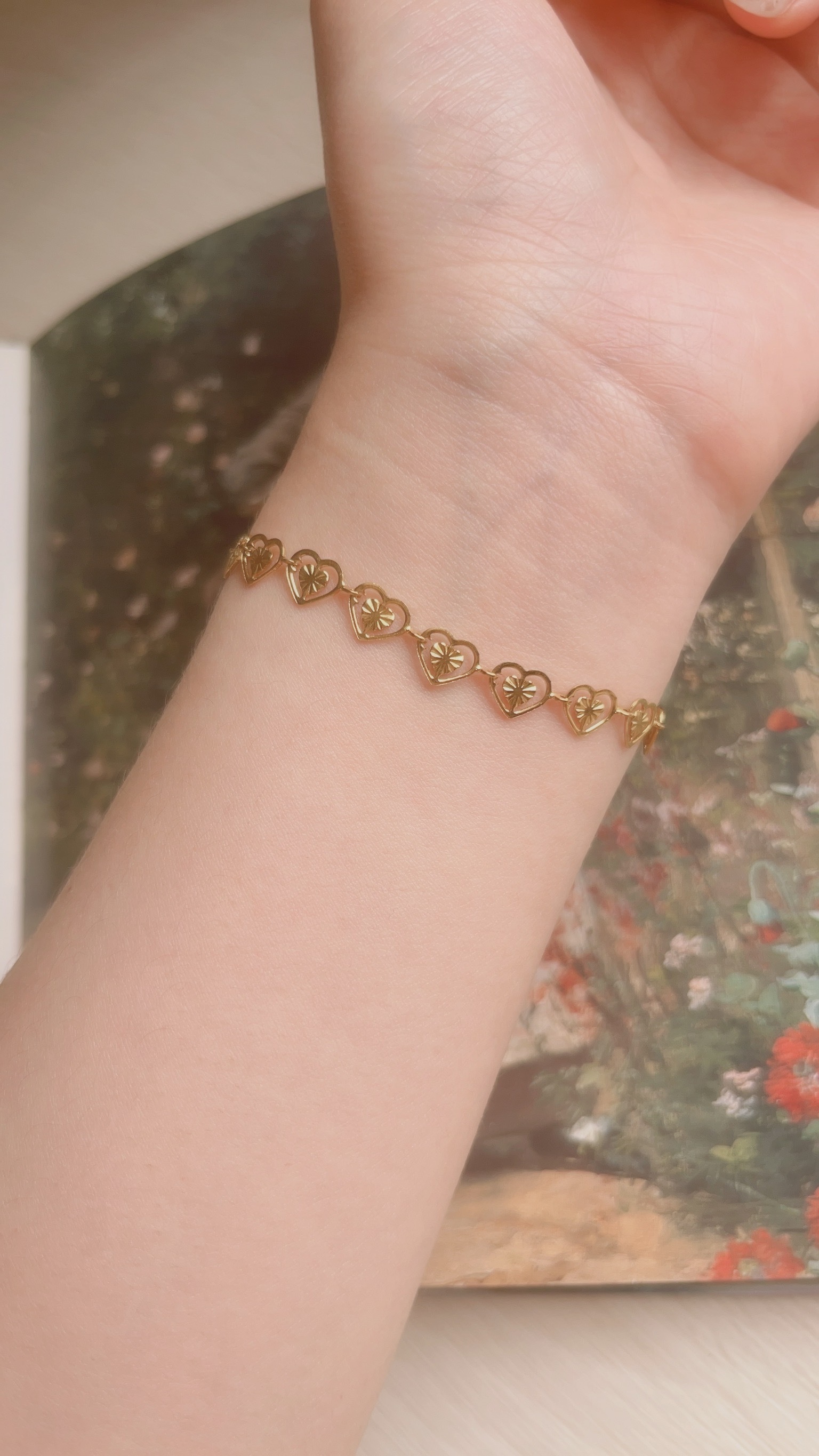 金色復古小愛心們的鍊子好浪漫💗 小巧精緻的愛心們連成一圈 讓我想到這句英文情話: 𝑳𝒐𝒗𝒆 𝒎𝒆 𝒍𝒊𝒕𝒕𝒍𝒆 𝒂𝒏𝒅 𝒍𝒐𝒗𝒆 𝒎𝒆 𝒍𝒐𝒏𝒈 🩰 不求轟轟烈烈的愛 只求細水長流︎︎〰︎︎♡ 手鍊跟項鍊整套直接幫你們找好了✨ 鏤空的設計也有點小性感 戴起來很漂亮很精緻女孩💫