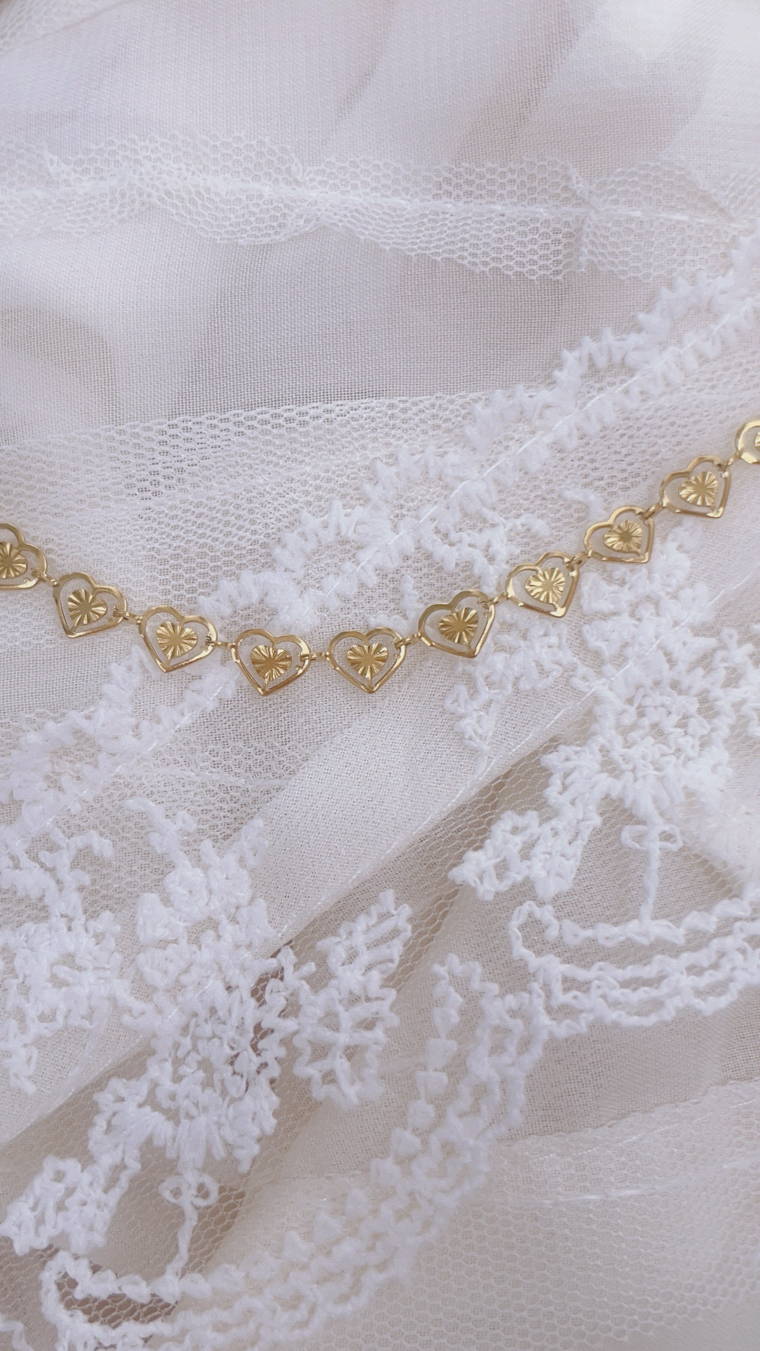 金色復古小愛心們的鍊子好浪漫💗 小巧精緻的愛心們連成一圈 讓我想到這句英文情話: 𝑳𝒐𝒗𝒆 𝒎𝒆 𝒍𝒊𝒕𝒕𝒍𝒆 𝒂𝒏𝒅 𝒍𝒐𝒗𝒆 𝒎𝒆 𝒍𝒐𝒏𝒈 🩰 不求轟轟烈烈的愛 只求細水長流︎︎〰︎︎♡ 手鍊跟項鍊整套直接幫你們找好了✨ 鏤空的設計也有點小性感 戴起來很漂亮很精緻女孩💫