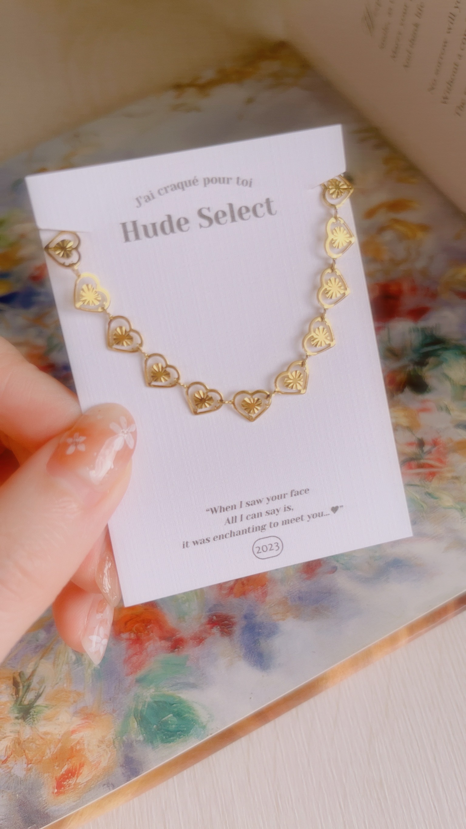 金色復古小愛心們的鍊子好浪漫💗 小巧精緻的愛心們連成一圈 讓我想到這句英文情話: 𝑳𝒐𝒗𝒆 𝒎𝒆 𝒍𝒊𝒕𝒕𝒍𝒆 𝒂𝒏𝒅 𝒍𝒐𝒗𝒆 𝒎𝒆 𝒍𝒐𝒏𝒈 🩰 不求轟轟烈烈的愛 只求細水長流︎︎〰︎︎♡ 手鍊跟項鍊整套直接幫你們找好了✨ 鏤空的設計也有點小性感 戴起來很漂亮很精緻女孩💫