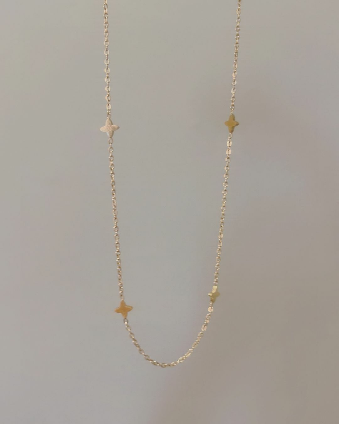 星光✨連接而成的項鍊 像是將美麗星河收在身上 你的美如同佈滿星辰的夜空 𝒀𝒐𝒖’𝒓𝒆 𝒂 𝒔𝒌𝒚 𝒇𝒖𝒍𝒍 𝒐𝒇 𝒔𝒕𝒂𝒓𝒔 💫 星光項鍊跟你 都好美💗 星光的形狀也像幸運草🍀 戴上這條去看球賽的我 支持的球隊真的拿到勝利✌🏻💛