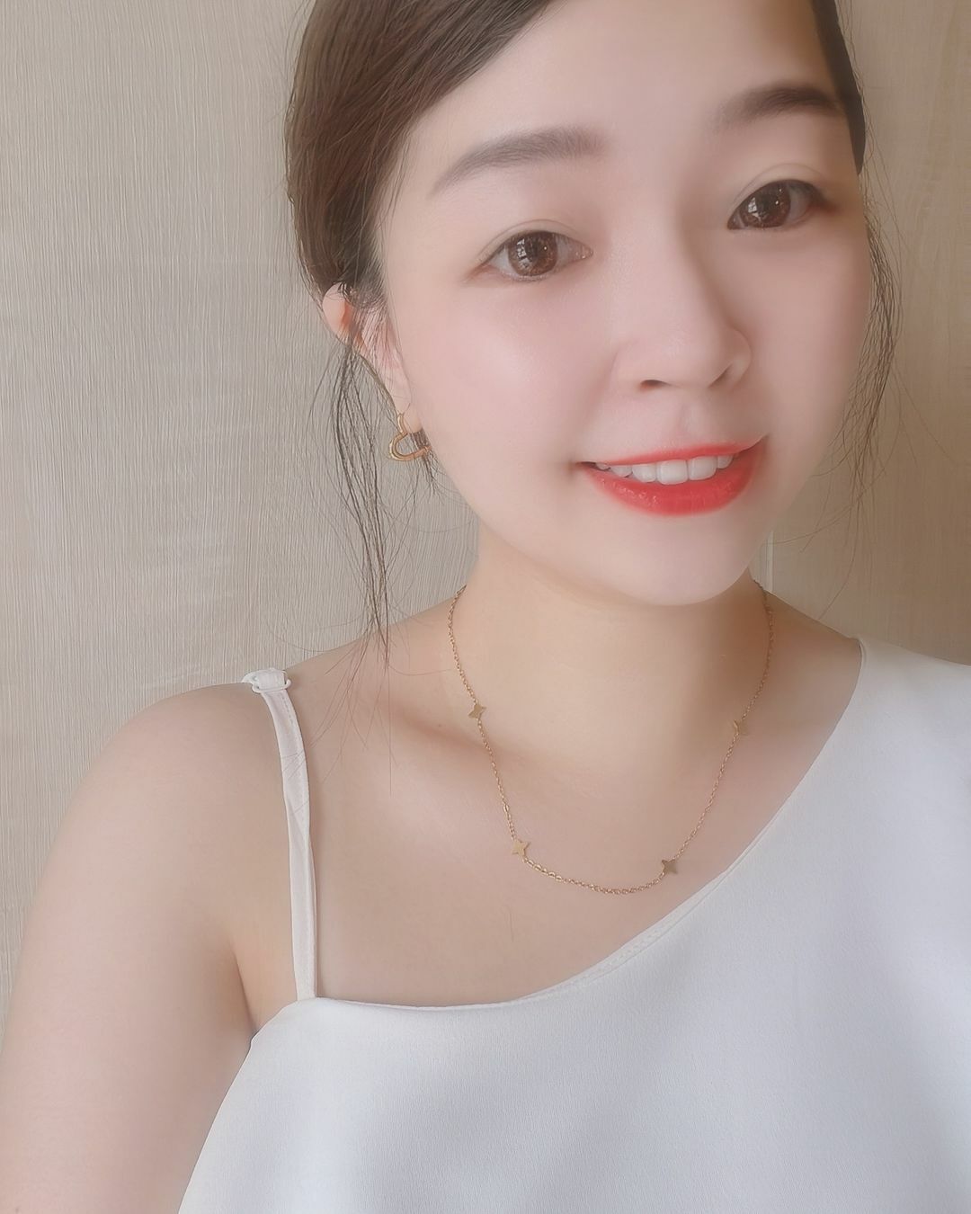 星光✨連接而成的項鍊 像是將美麗星河收在身上 你的美如同佈滿星辰的夜空 𝒀𝒐𝒖’𝒓𝒆 𝒂 𝒔𝒌𝒚 𝒇𝒖𝒍𝒍 𝒐𝒇 𝒔𝒕𝒂𝒓𝒔 💫 星光項鍊跟你 都好美💗 星光的形狀也像幸運草🍀 戴上這條去看球賽的我 支持的球隊真的拿到勝利✌🏻💛