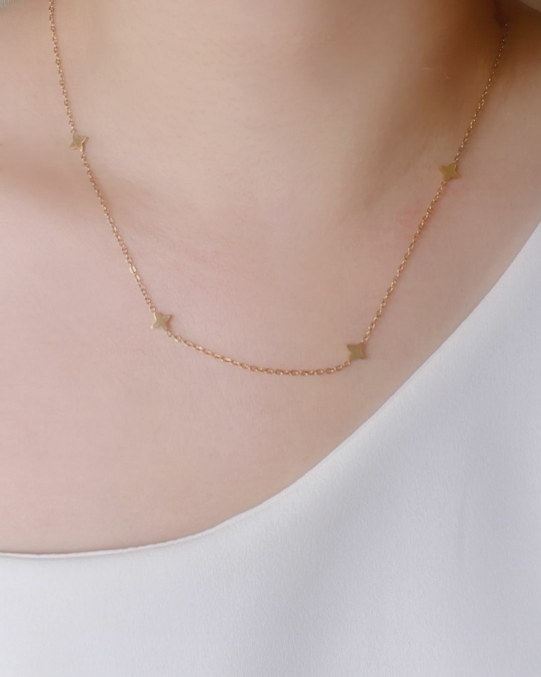 星光✨連接而成的項鍊 像是將美麗星河收在身上 你的美如同佈滿星辰的夜空 𝒀𝒐𝒖’𝒓𝒆 𝒂 𝒔𝒌𝒚 𝒇𝒖𝒍𝒍 𝒐𝒇 𝒔𝒕𝒂𝒓𝒔 💫 星光項鍊跟你 都好美💗 星光的形狀也像幸運草🍀 戴上這條去看球賽的我 支持的球隊真的拿到勝利✌🏻💛