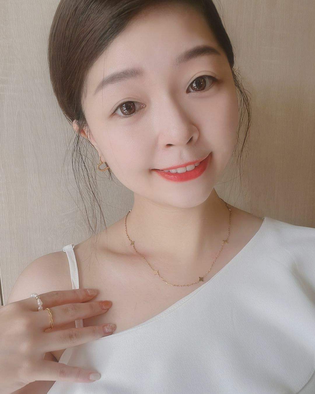 星光✨連接而成的項鍊 像是將美麗星河收在身上 你的美如同佈滿星辰的夜空 𝒀𝒐𝒖’𝒓𝒆 𝒂 𝒔𝒌𝒚 𝒇𝒖𝒍𝒍 𝒐𝒇 𝒔𝒕𝒂𝒓𝒔 💫 星光項鍊跟你 都好美💗 星光的形狀也像幸運草🍀 戴上這條去看球賽的我 支持的球隊真的拿到勝利✌🏻💛