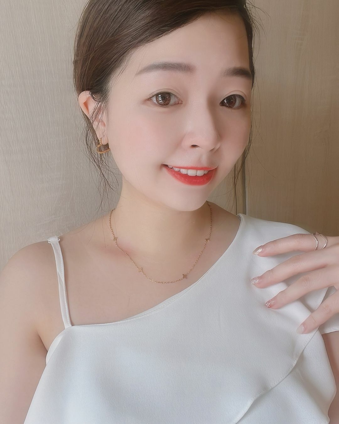 星光✨連接而成的項鍊 像是將美麗星河收在身上 你的美如同佈滿星辰的夜空 𝒀𝒐𝒖’𝒓𝒆 𝒂 𝒔𝒌𝒚 𝒇𝒖𝒍𝒍 𝒐𝒇 𝒔𝒕𝒂𝒓𝒔 💫 星光項鍊跟你 都好美💗 星光的形狀也像幸運草🍀 戴上這條去看球賽的我 支持的球隊真的拿到勝利✌🏻💛