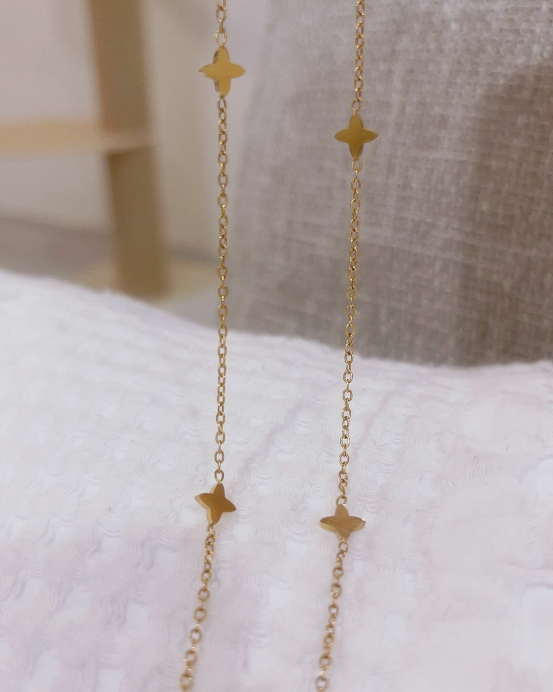 星光✨連接而成的項鍊 像是將美麗星河收在身上 你的美如同佈滿星辰的夜空 𝒀𝒐𝒖’𝒓𝒆 𝒂 𝒔𝒌𝒚 𝒇𝒖𝒍𝒍 𝒐𝒇 𝒔𝒕𝒂𝒓𝒔 💫 星光項鍊跟你 都好美💗 星光的形狀也像幸運草🍀 戴上這條去看球賽的我 支持的球隊真的拿到勝利✌🏻💛