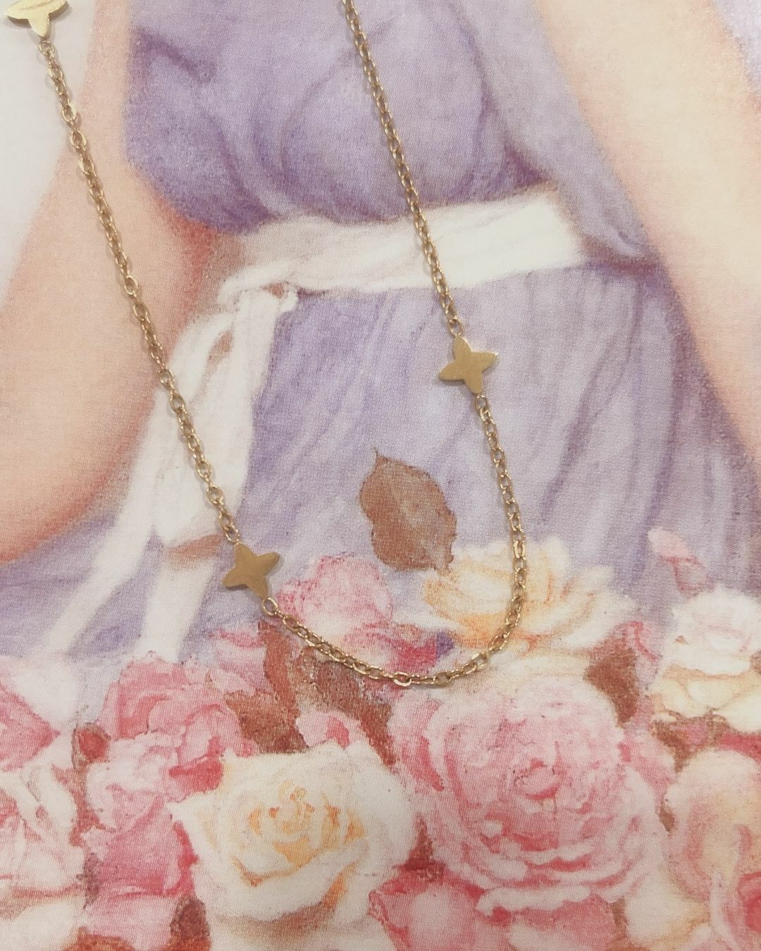 星光✨連接而成的項鍊 像是將美麗星河收在身上 你的美如同佈滿星辰的夜空 𝒀𝒐𝒖’𝒓𝒆 𝒂 𝒔𝒌𝒚 𝒇𝒖𝒍𝒍 𝒐𝒇 𝒔𝒕𝒂𝒓𝒔 💫 星光項鍊跟你 都好美💗 星光的形狀也像幸運草🍀 戴上這條去看球賽的我 支持的球隊真的拿到勝利✌🏻💛