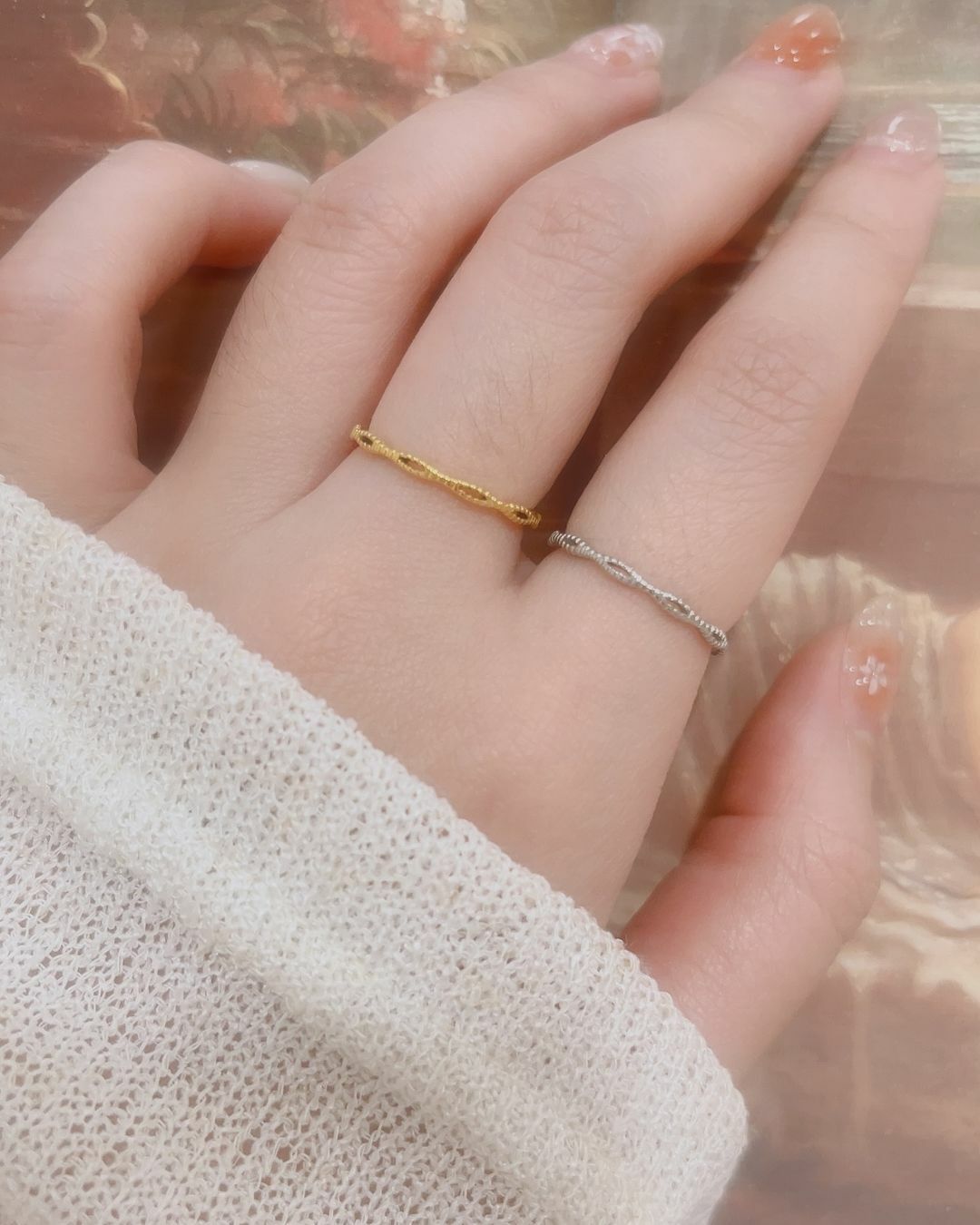 這款鏤空交錯的波浪戒指好有氣質 醫療鋼戒指通常會比較粗 第一次看到做成這樣的細戒♡ 好美哦！真的非常喜歡🤩  一直很喜歡細的飾品 覺得特別有氣質也有精緻感✨ 漂亮的你怎麼可以錯過💖