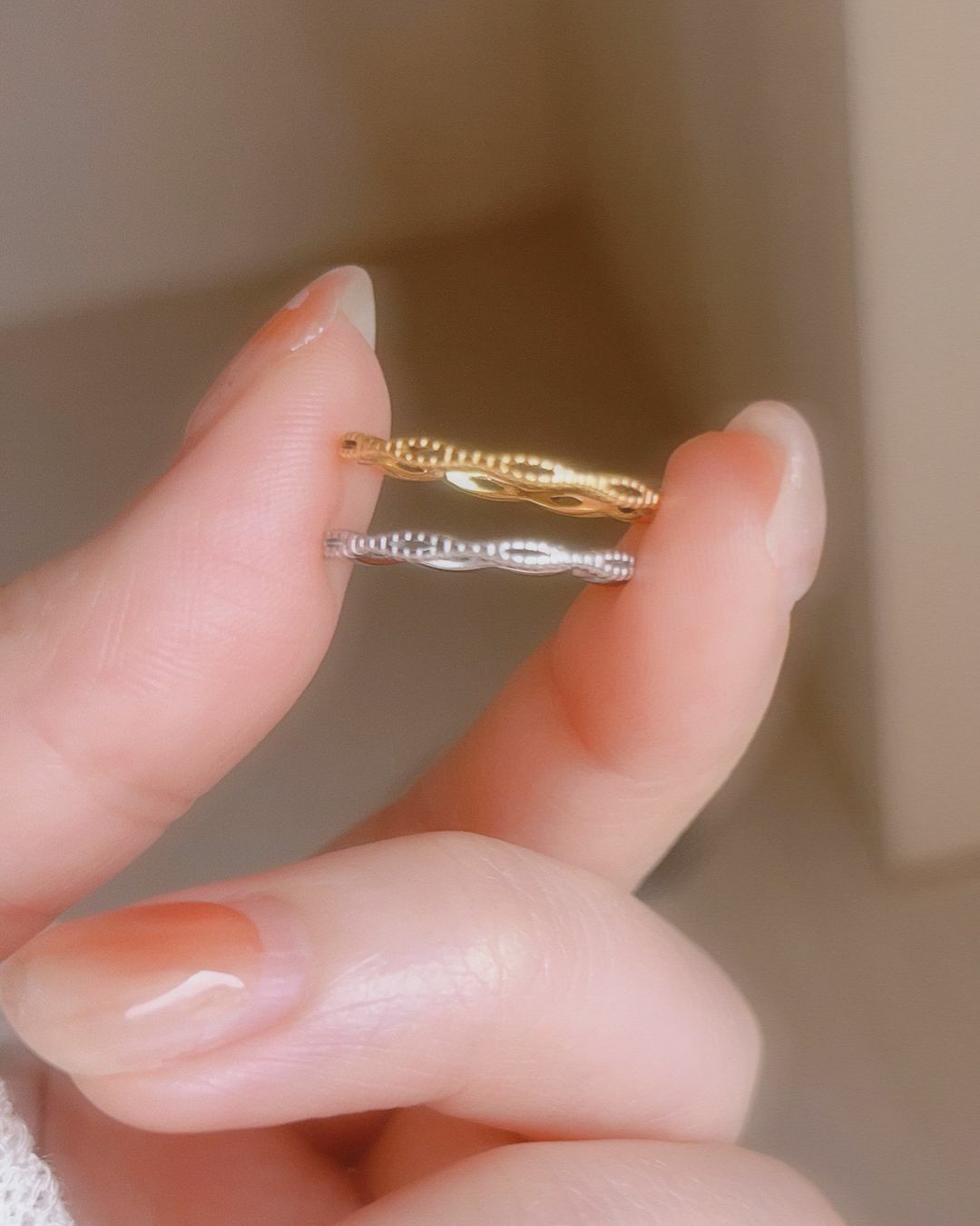 這款鏤空交錯的波浪戒指好有氣質 醫療鋼戒指通常會比較粗 第一次看到做成這樣的細戒♡ 好美哦！真的非常喜歡🤩  一直很喜歡細的飾品 覺得特別有氣質也有精緻感✨ 漂亮的你怎麼可以錯過💖