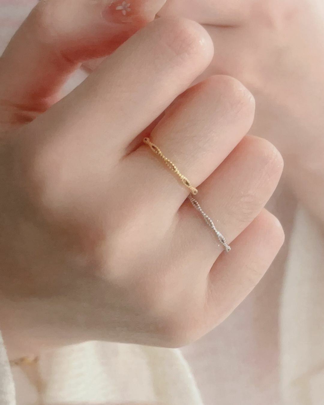 這款鏤空交錯的波浪戒指好有氣質 醫療鋼戒指通常會比較粗 第一次看到做成這樣的細戒♡ 好美哦！真的非常喜歡🤩  一直很喜歡細的飾品 覺得特別有氣質也有精緻感✨ 漂亮的你怎麼可以錯過💖