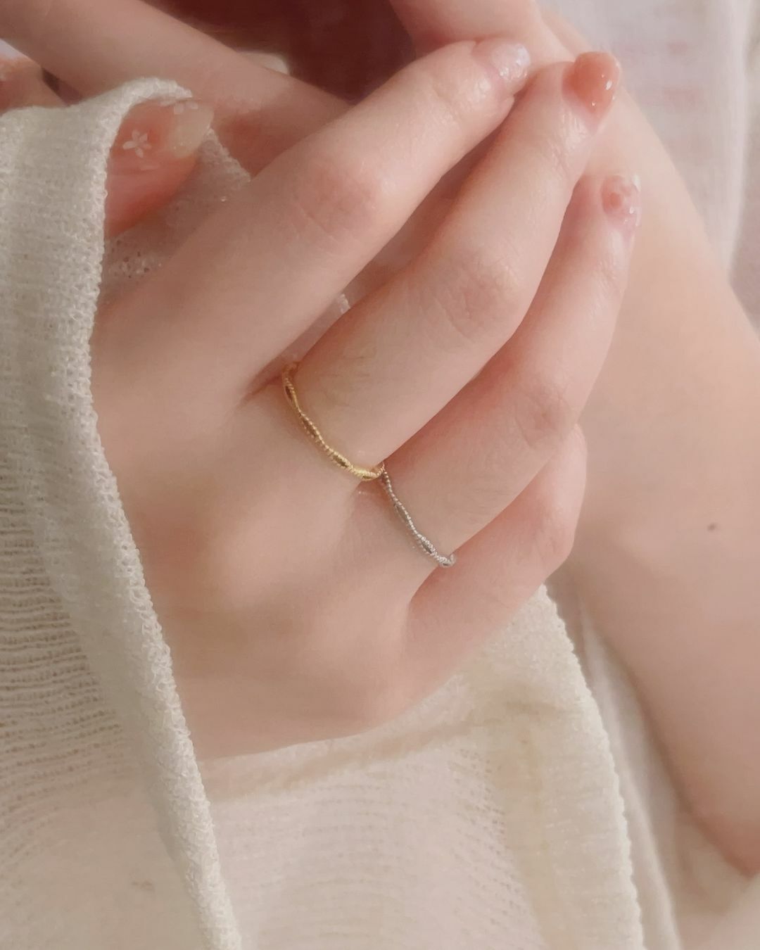 這款鏤空交錯的波浪戒指好有氣質 醫療鋼戒指通常會比較粗 第一次看到做成這樣的細戒♡ 好美哦！真的非常喜歡🤩  一直很喜歡細的飾品 覺得特別有氣質也有精緻感✨ 漂亮的你怎麼可以錯過💖