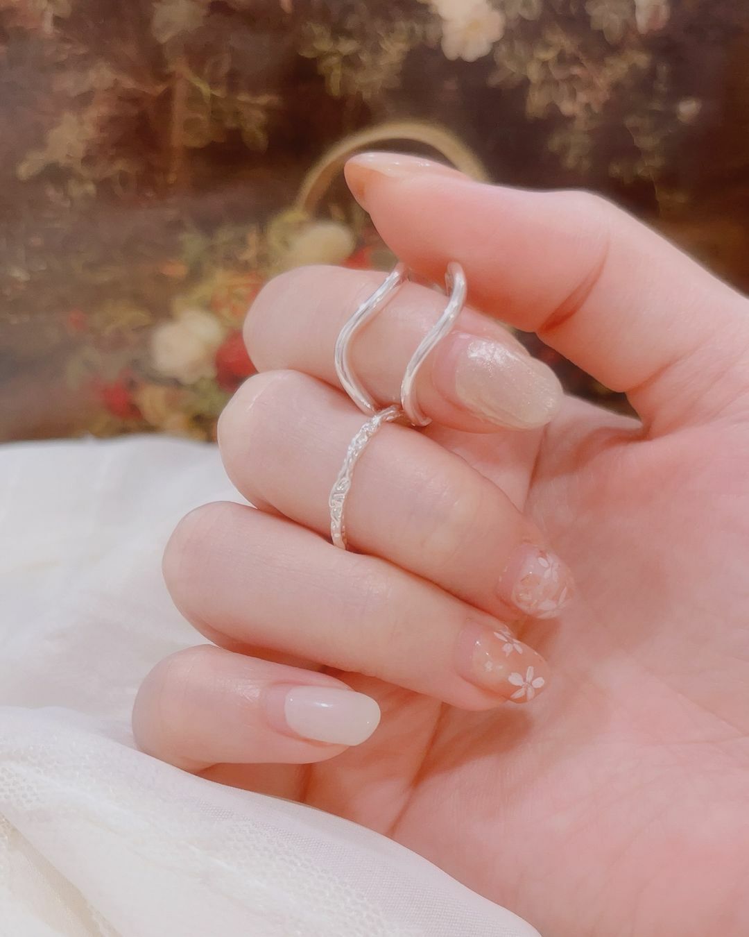 許多美女許願日常銀色戒指 這次找了兩款純銀小漂亮給妳們✨  一款是單圈款 上班上課或出遊都百搭 仔細看表面有特殊肌理紋路 穿著簡單T恤牛仔褲👖 配上這款戒指 感覺漂亮知性又隨性感🫧  另一款選了不規則波浪線條款 比較有個性又有點小性感💕 很喜歡這種有鬆弛感又不經意的性感 舉手投足都讓人目不轉睛🔆  🌻雙層波浪款比較硬唷 雖然是開口戒 但是能調整的幅度不太大 闆娘戴右手食指、中指剛剛好 ♡